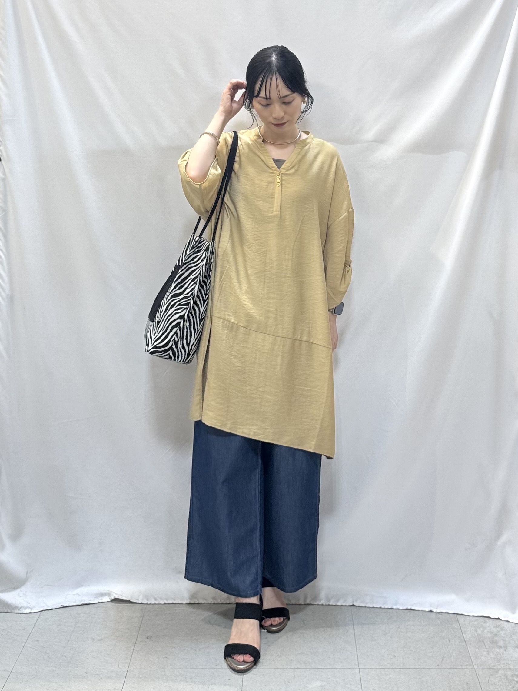 𝐇𝐢𝐫𝐨𝐦𝐢さんの「SHOO･LA･RUE｜【ひんやり/S-LL/洗濯機可】体型カバーにも ゆるっとリラックスチュニック」を使ったコーディネート