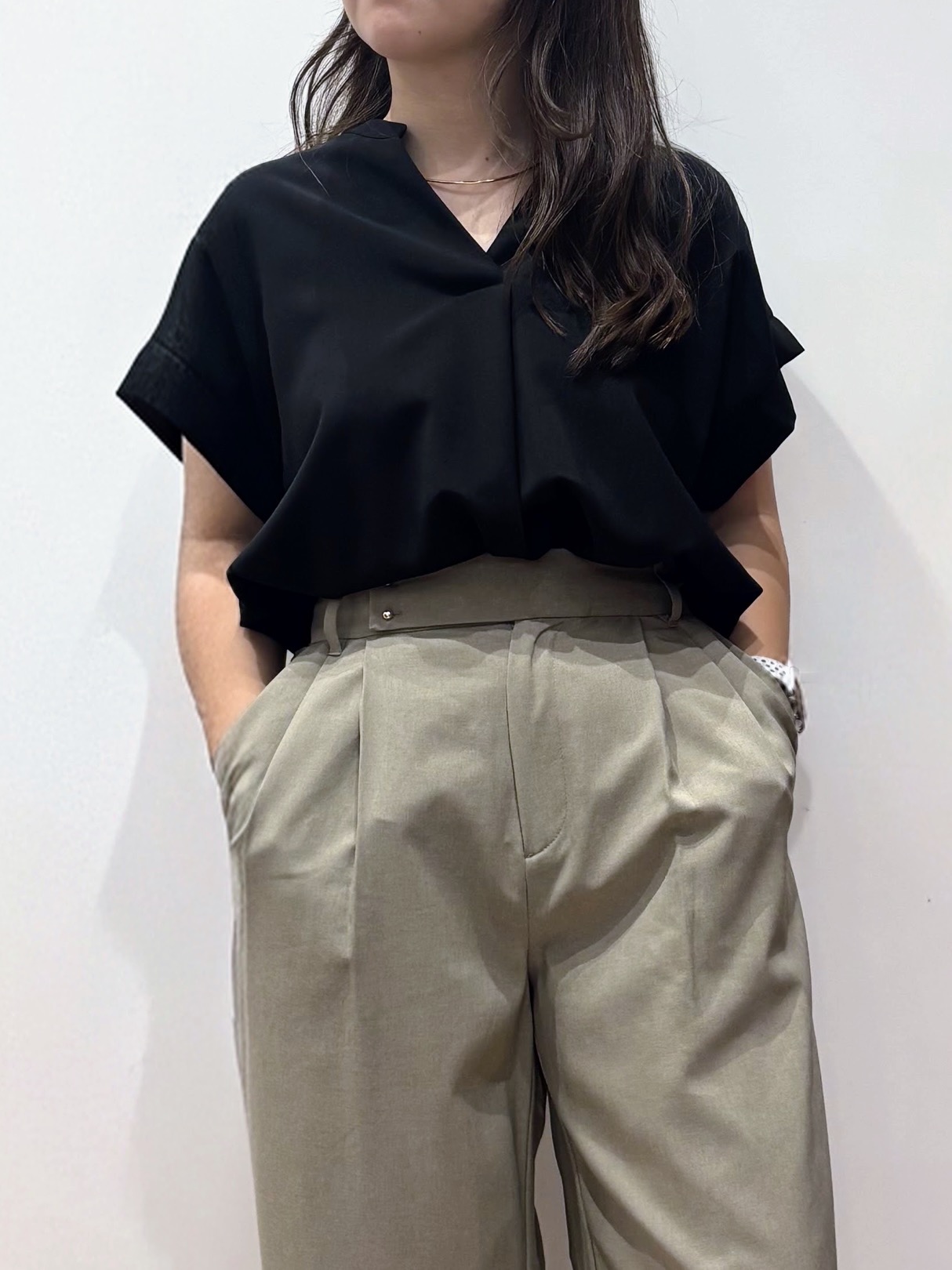 m1117さんの「OPAQUE.CLIP｜【ストレッチ／防シワ／洗濯機OK】スキッパーブラウス《SS～LL／5col／セットアップ可》」を使ったコーディネート
