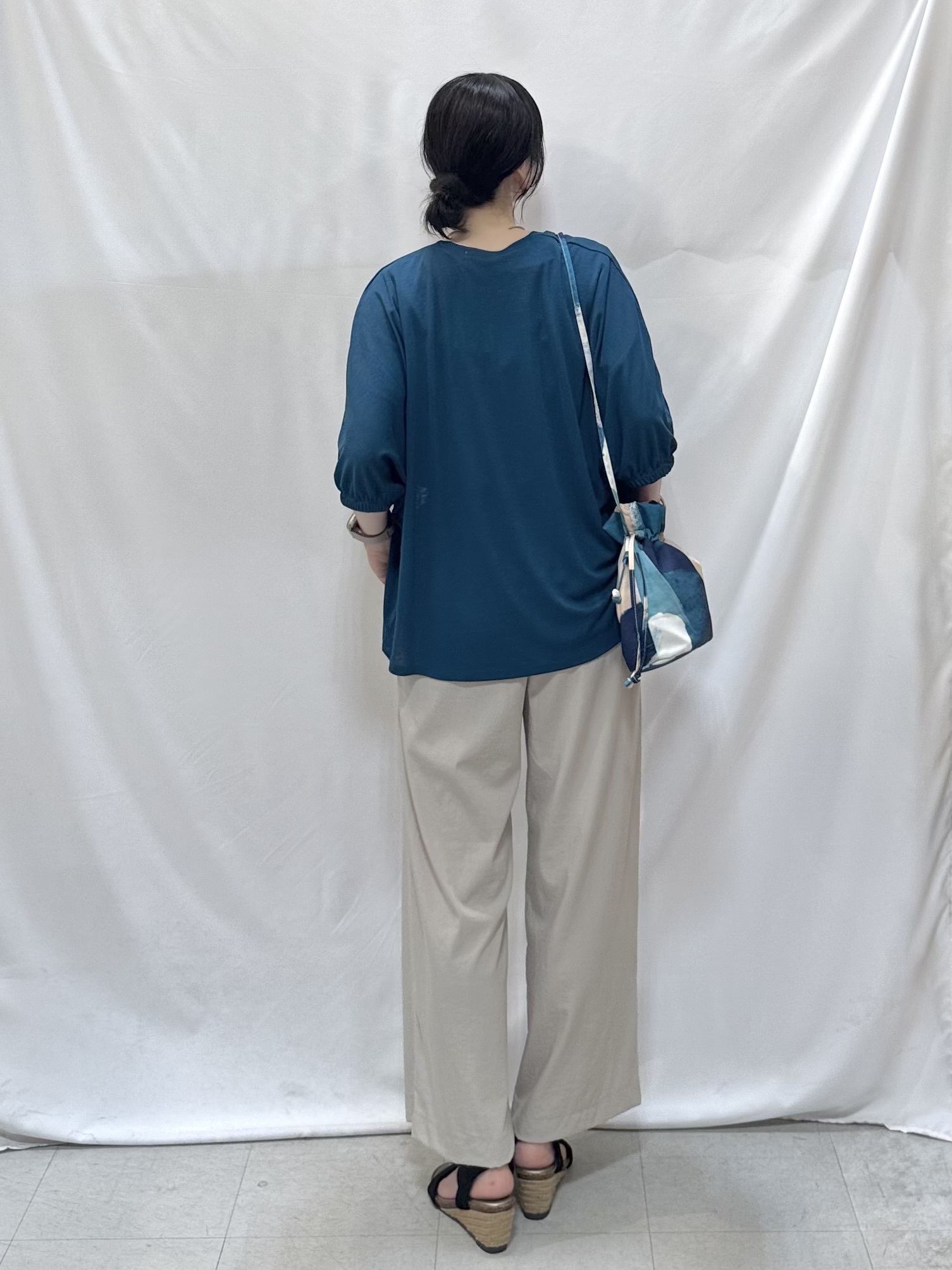 𝐇𝐢𝐫𝐨𝐦𝐢さんの「SHOO･LA･RUE｜【ひんやり/体型カバー】冷房、UV対策で持ってて安心 さらさら五分袖ボレロカーディガン」を使ったコーディネート