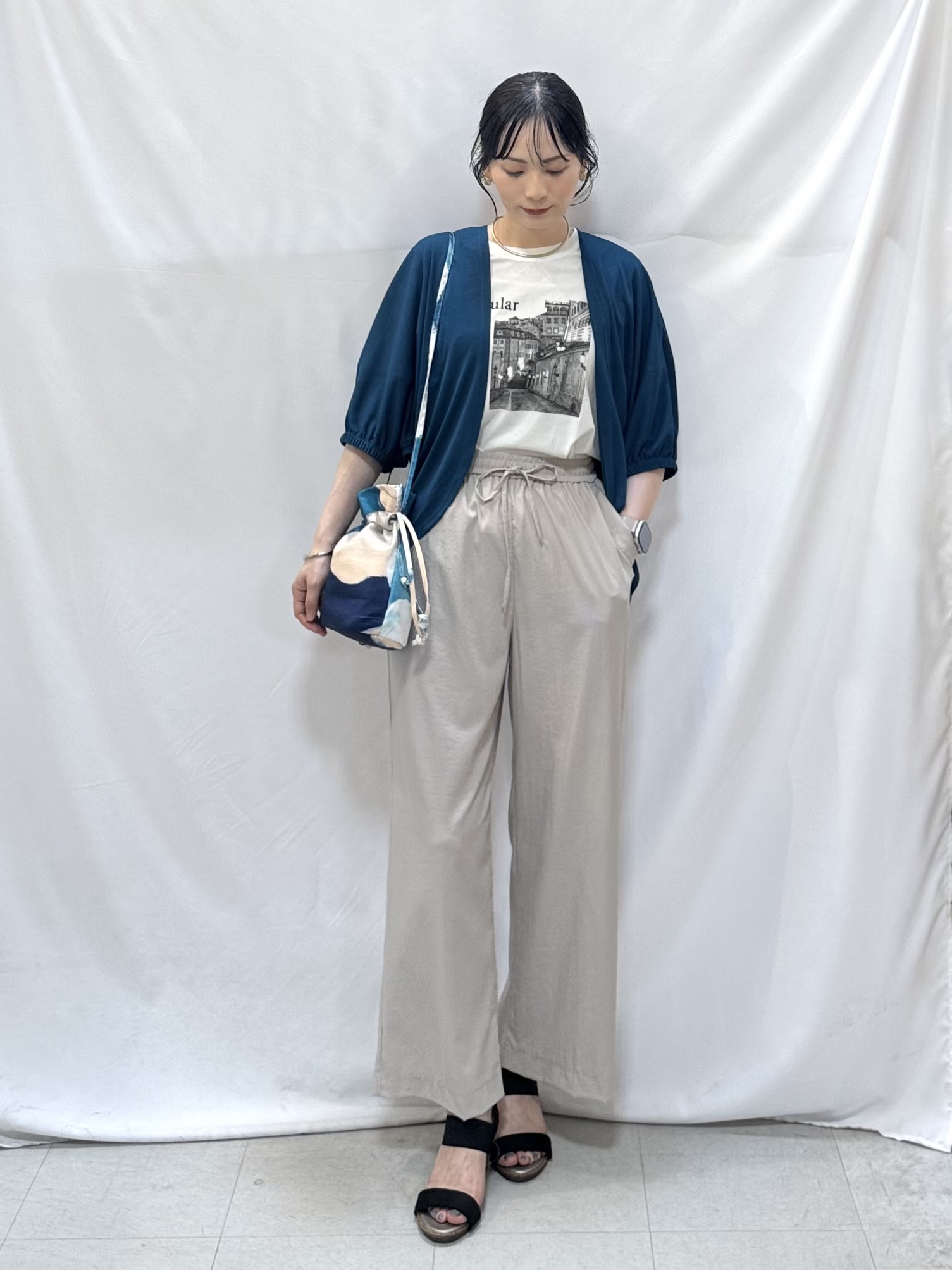 𝐇𝐢𝐫𝐨𝐦𝐢さんの「SHOO･LA･RUE｜【ひんやり/体型カバー】冷房、UV対策で持ってて安心 さらさら五分袖ボレロカーディガン」を使ったコーディネート
