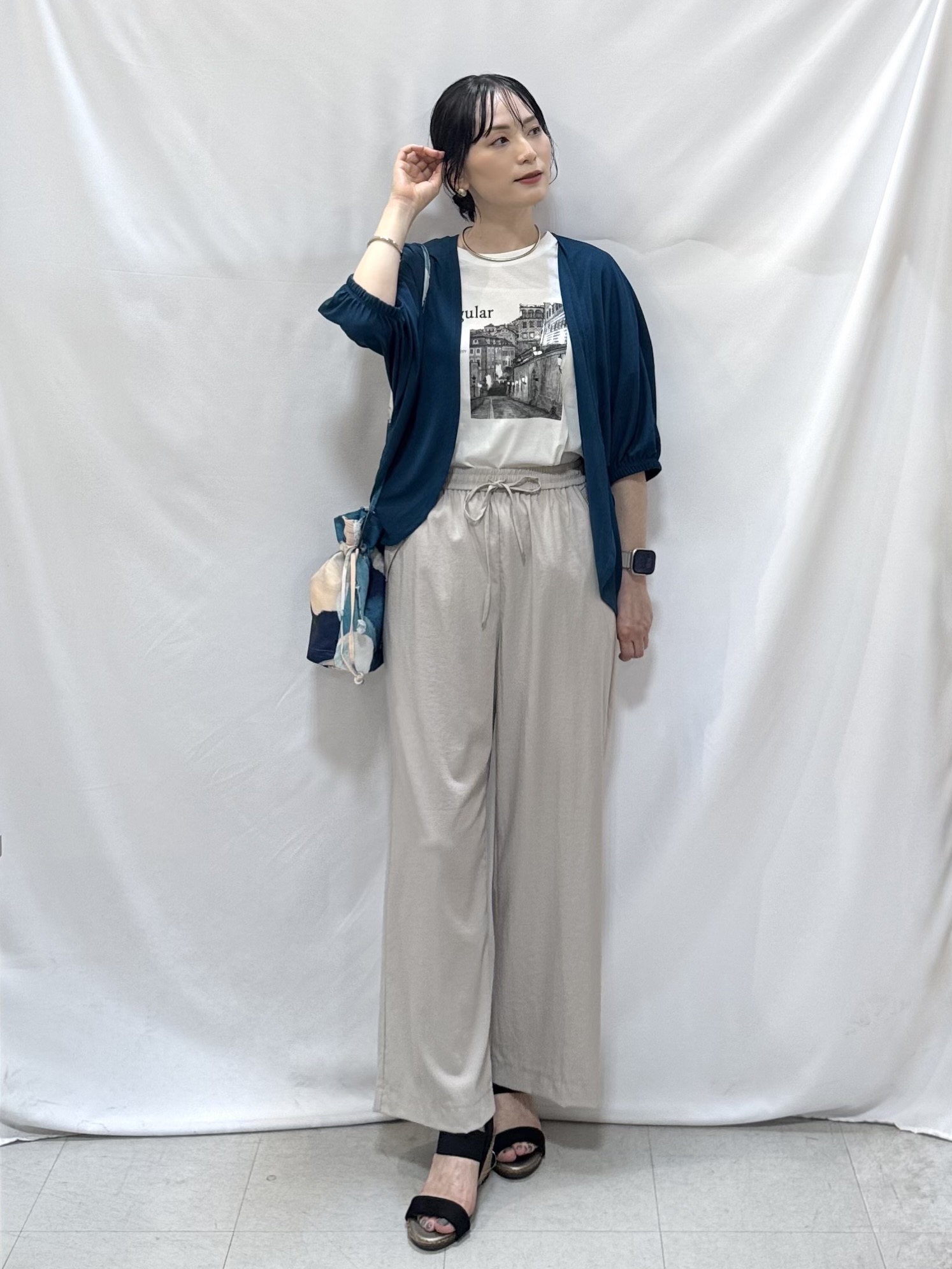 𝐇𝐢𝐫𝐨𝐦𝐢さんの「SHOO･LA･RUE｜【ひんやり/体型カバー】冷房、UV対策で持ってて安心 さらさら五分袖ボレロカーディガン」を使ったコーディネート