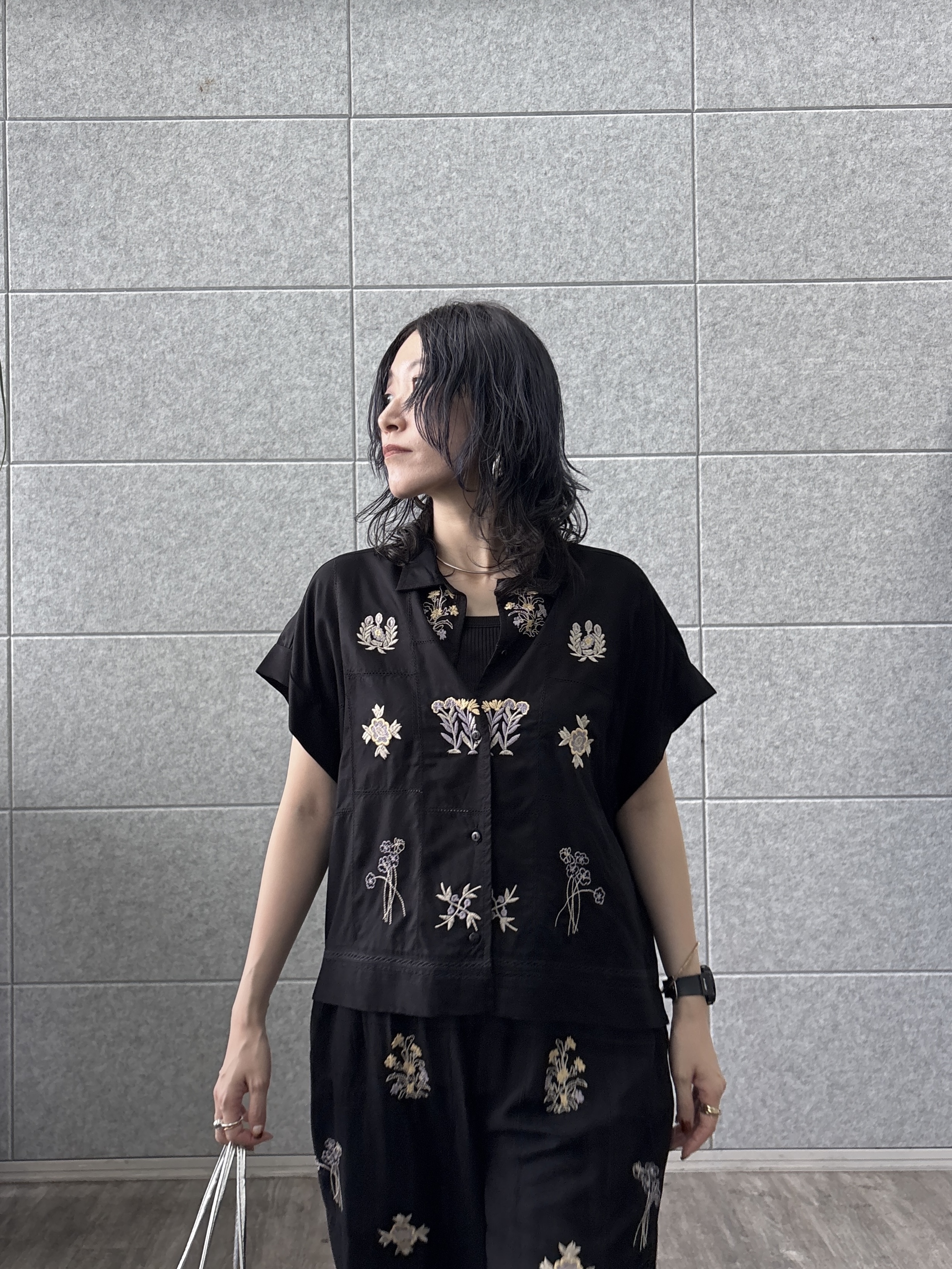 kotakiさんの「INDIVI｜アート刺繍半袖シャツ【セットアップ可能】」を使ったコーディネート