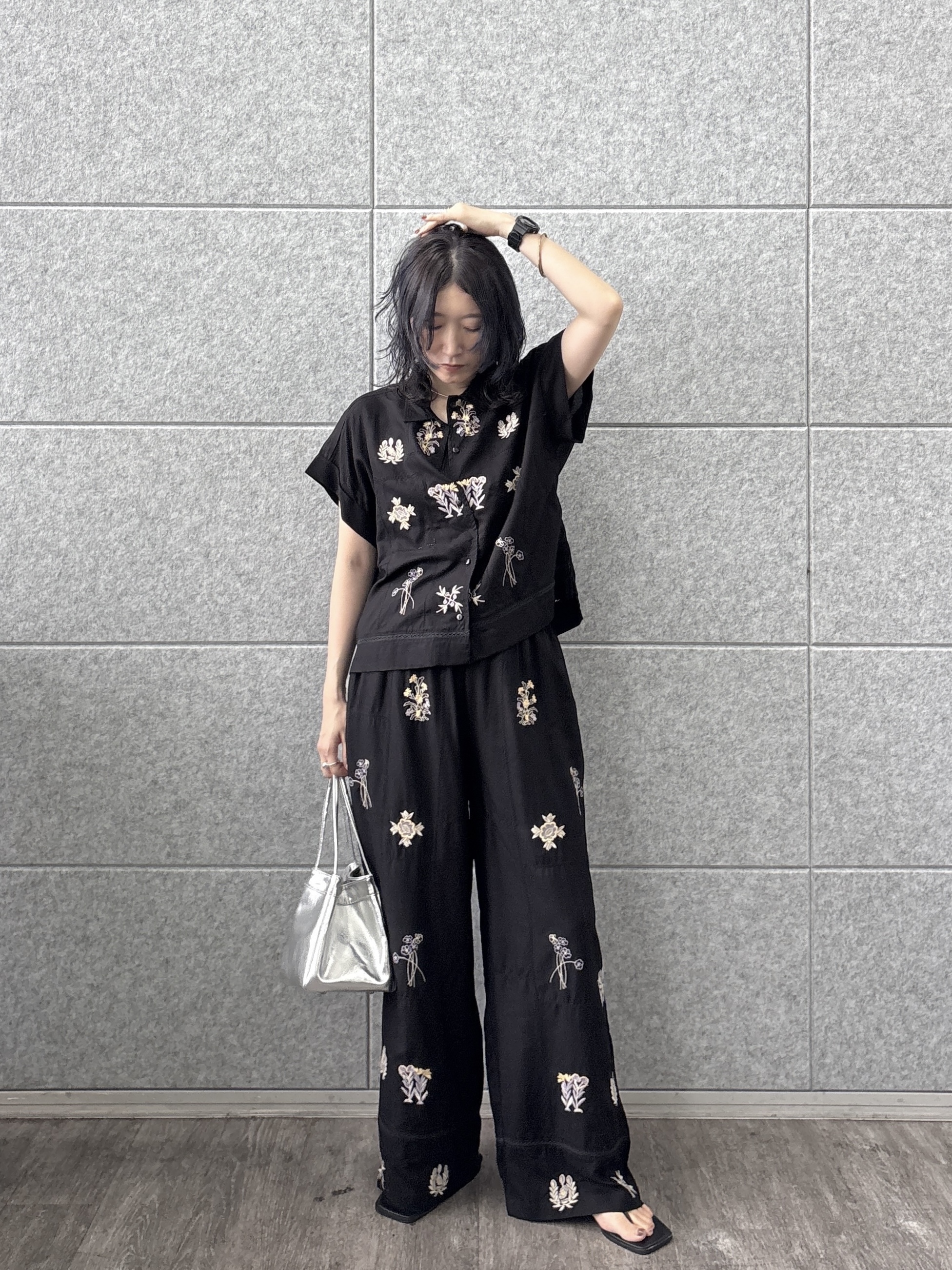 kotakiさんの「INDIVI｜アート刺繍半袖シャツ【セットアップ可能】」を使ったコーディネート