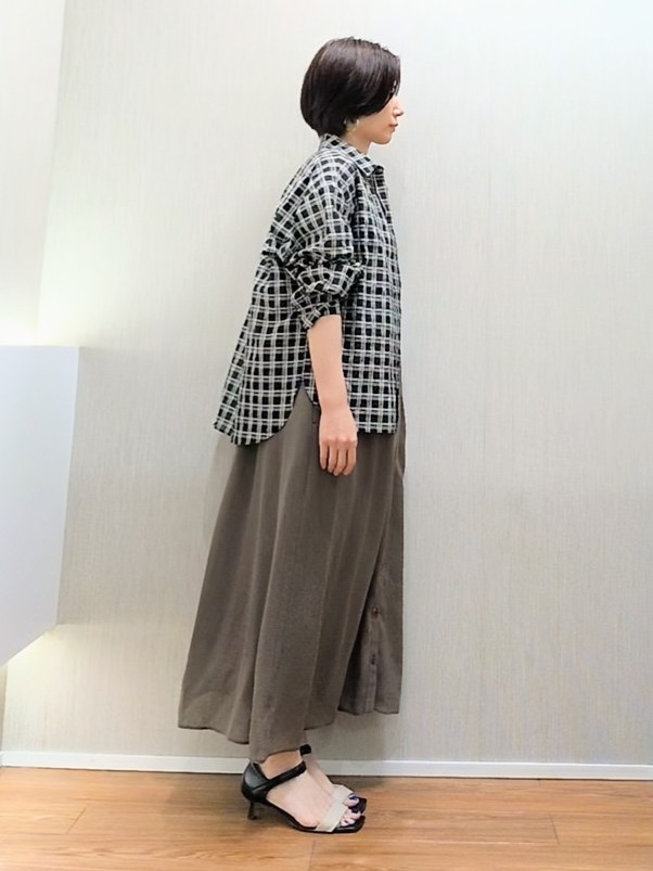 ミズタさんの「UNTITLED｜【通気性/前開きボタン】シアーVネックワンピース」を使ったコーディネート