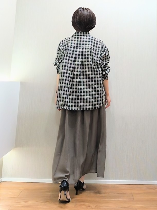 ミズタさんの「UNTITLED｜【通気性/前開きボタン】シアーVネックワンピース」を使ったコーディネート