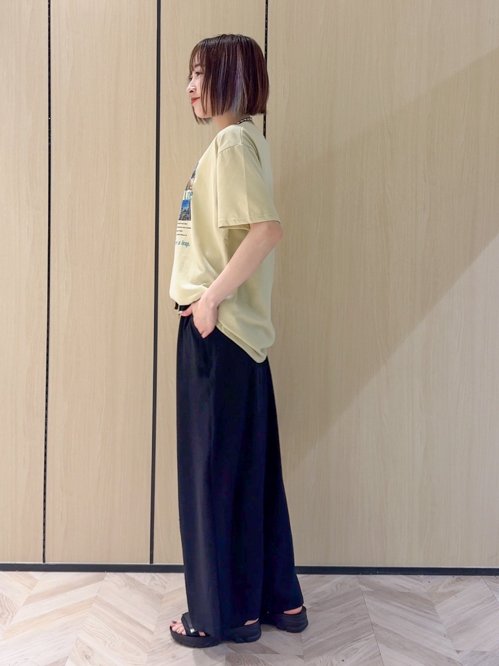 𝐜𝐡𝐢𝐤𝐚さんの「SHOO･LA･RUE｜【ひんやり/S-LL】選べる4柄　デイリー使いにぴったりな 大人の頼れるTシャツ」を使ったコーディネート
