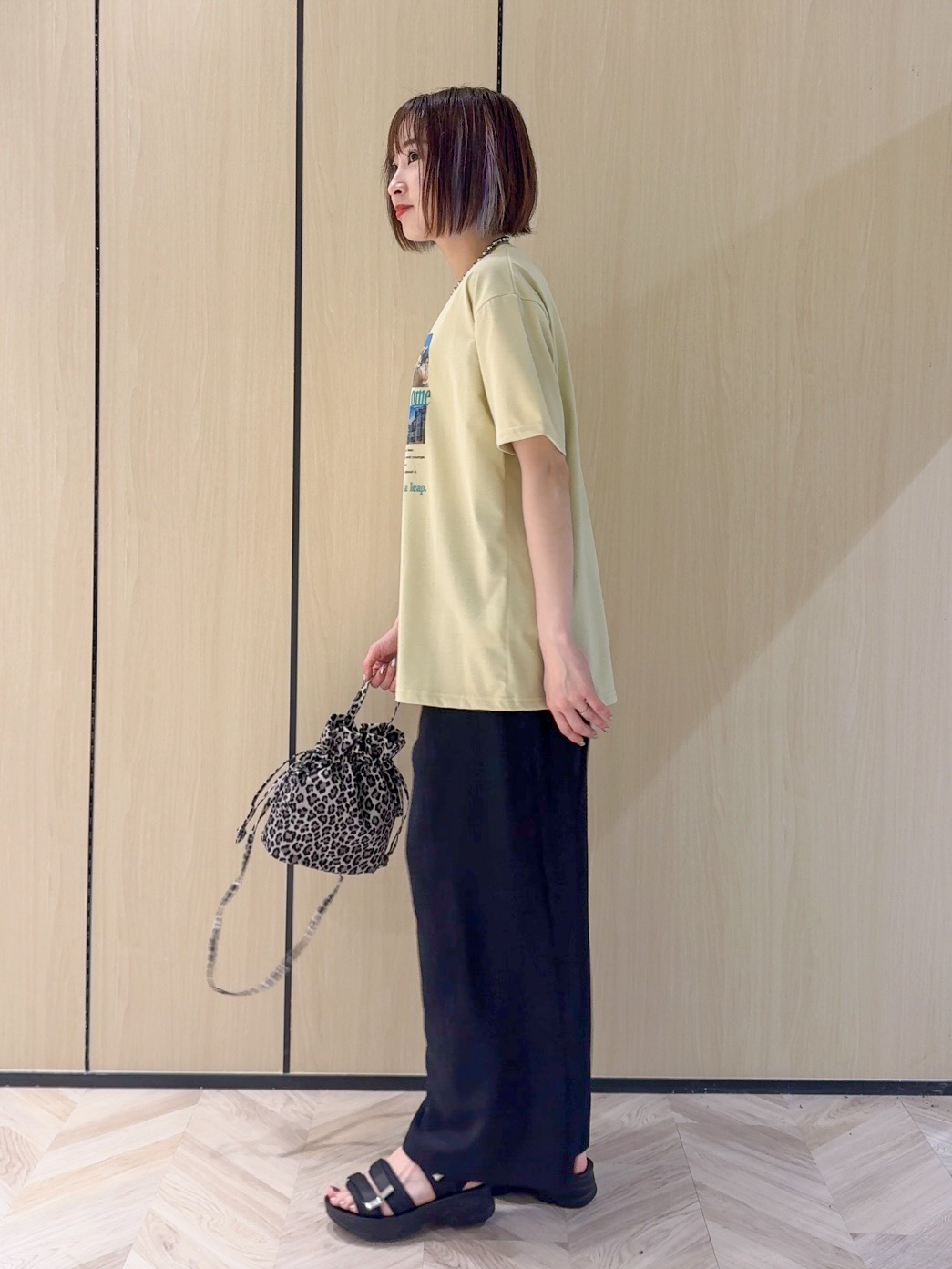 𝐜𝐡𝐢𝐤𝐚さんの「SHOO･LA･RUE｜【ひんやり/S-LL】選べる4柄　デイリー使いにぴったりな 大人の頼れるTシャツ」を使ったコーディネート