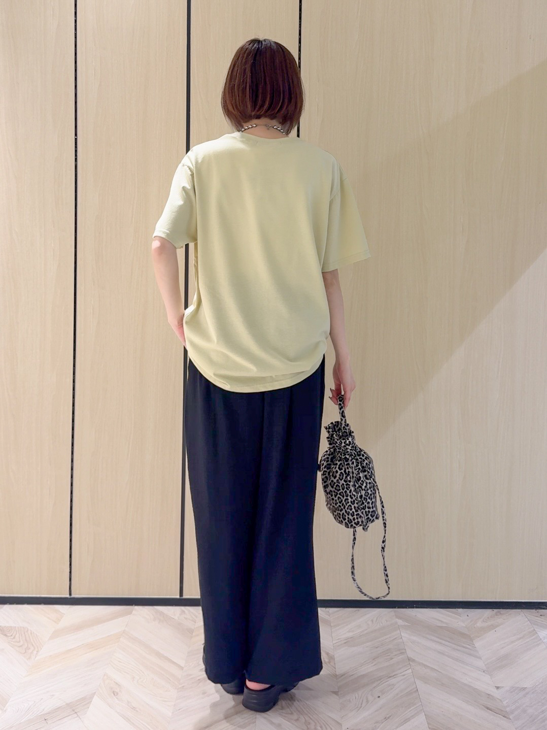 𝐜𝐡𝐢𝐤𝐚さんの「SHOO･LA･RUE｜【ひんやり/S-LL】選べる4柄　デイリー使いにぴったりな 大人の頼れるTシャツ」を使ったコーディネート