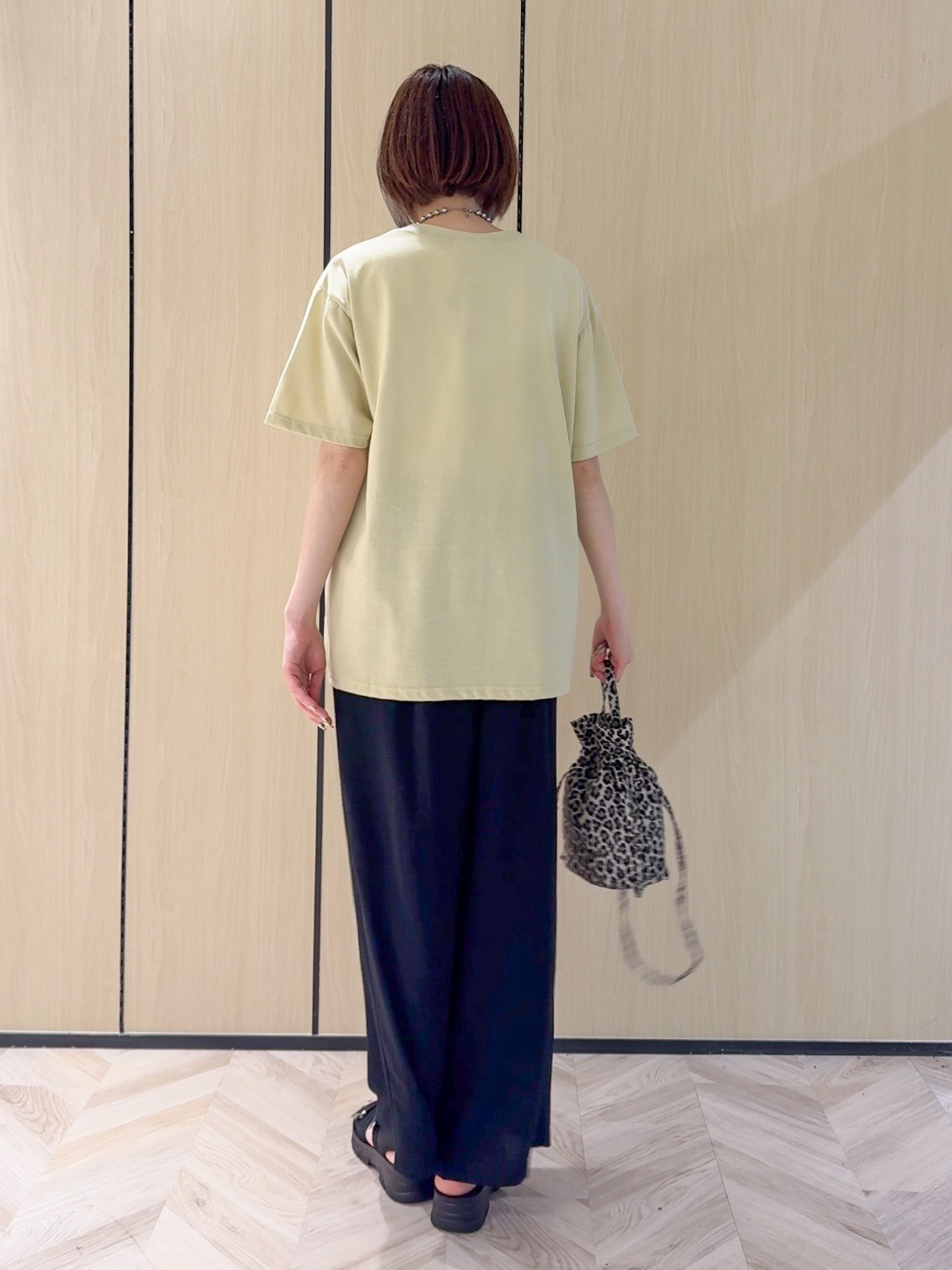 𝐜𝐡𝐢𝐤𝐚さんの「SHOO･LA･RUE｜【ひんやり/S-LL】選べる4柄　デイリー使いにぴったりな 大人の頼れるTシャツ」を使ったコーディネート