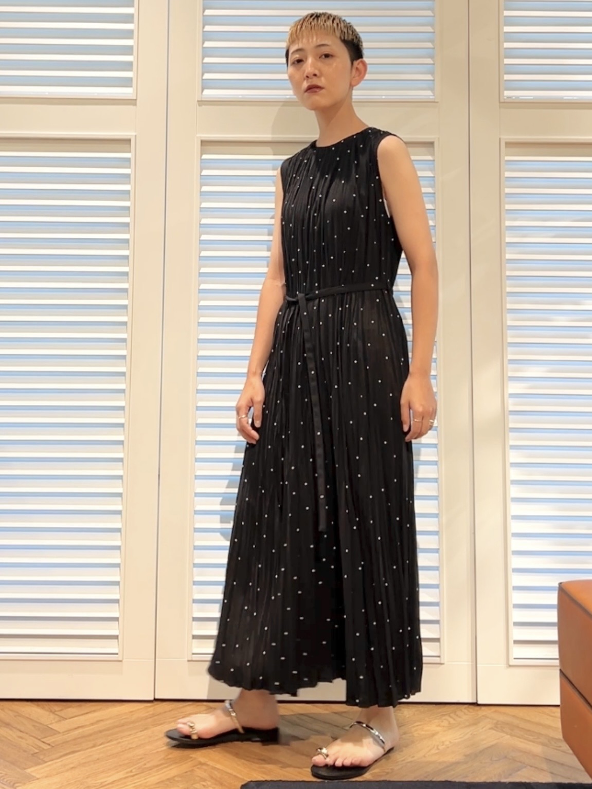OCHIAIさんの「DRESSTERIOR｜【ウォッシャブル/2WAYシルエット】ノースリーブプリーツワンピース」を使ったコーディネート