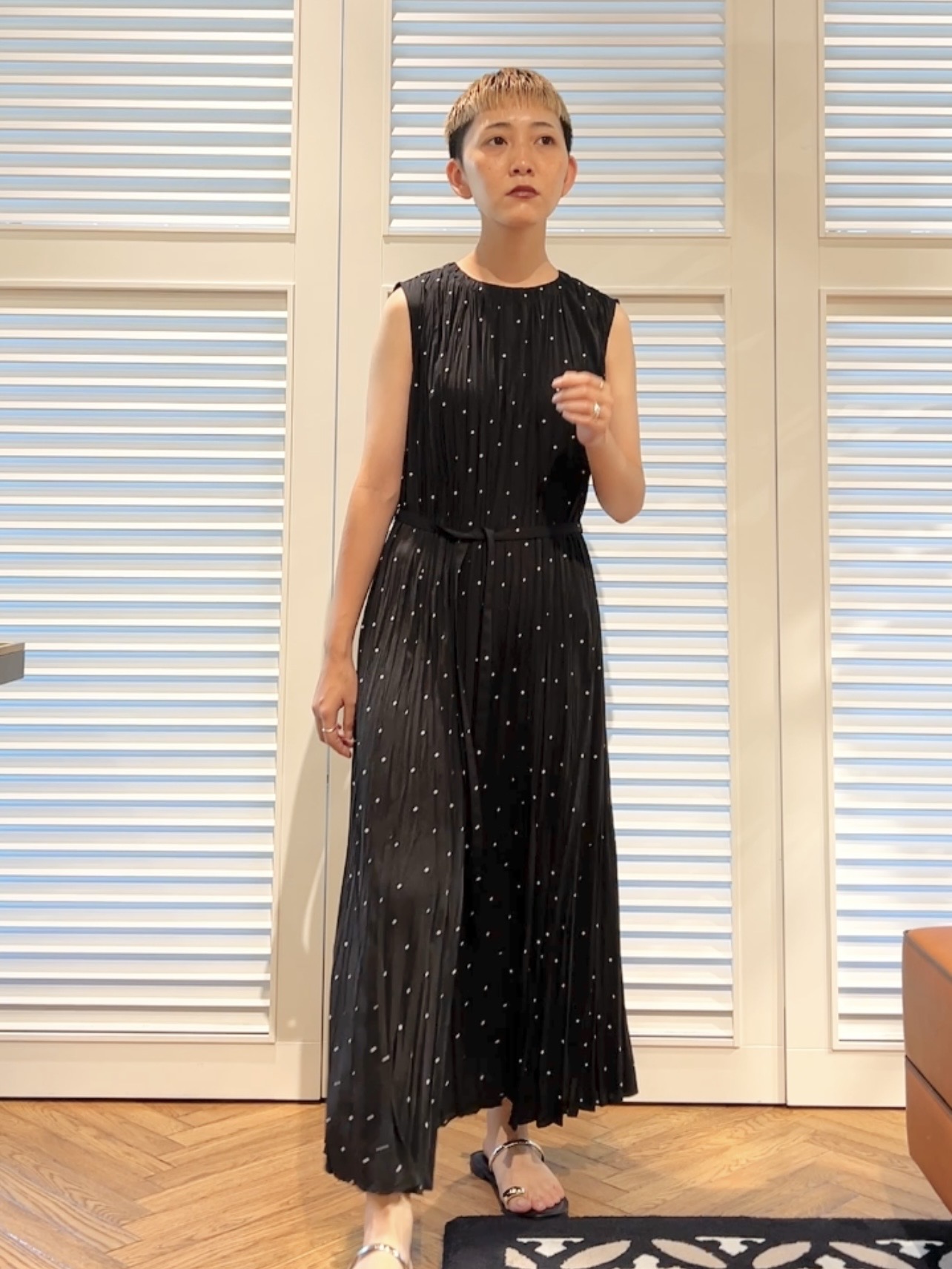 OCHIAIさんの「DRESSTERIOR｜【ウォッシャブル/2WAYシルエット】ノースリーブプリーツワンピース」を使ったコーディネート