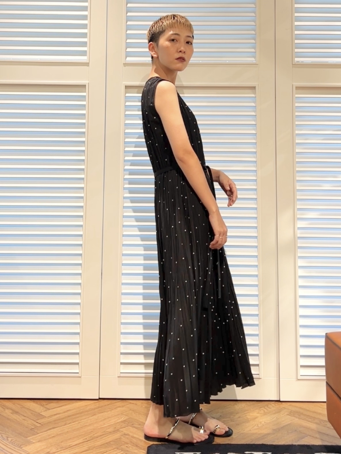 OCHIAIさんの「DRESSTERIOR｜【ウォッシャブル/2WAYシルエット】ノースリーブプリーツワンピース」を使ったコーディネート