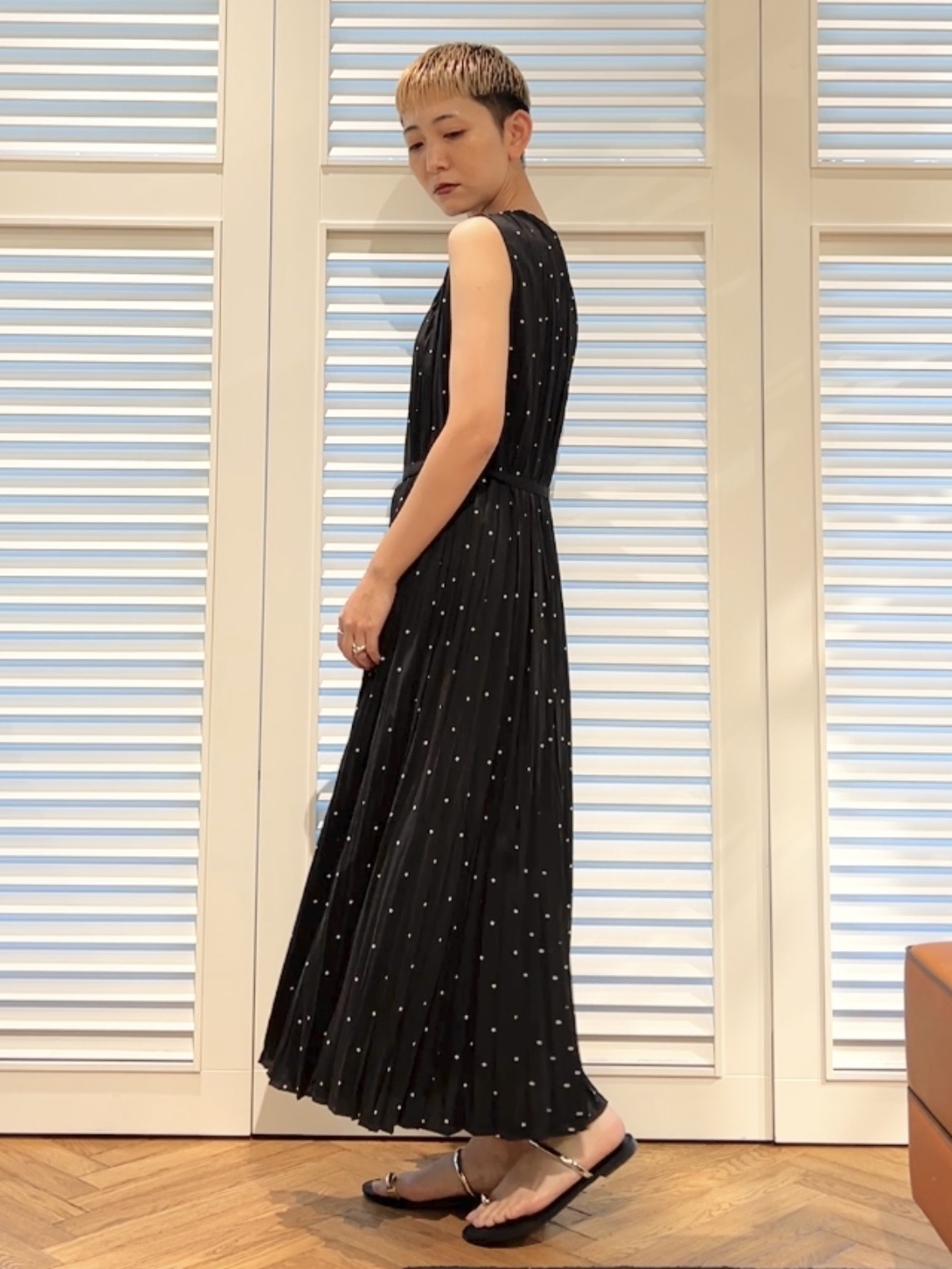 OCHIAIさんの「DRESSTERIOR｜【ウォッシャブル/2WAYシルエット】ノースリーブプリーツワンピース」を使ったコーディネート