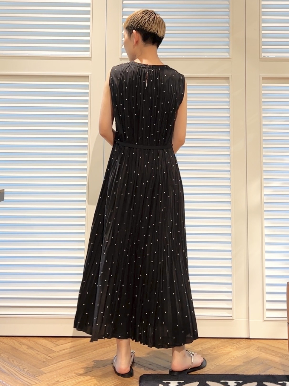 OCHIAIさんの「DRESSTERIOR｜【ウォッシャブル/2WAYシルエット】ノースリーブプリーツワンピース」を使ったコーディネート