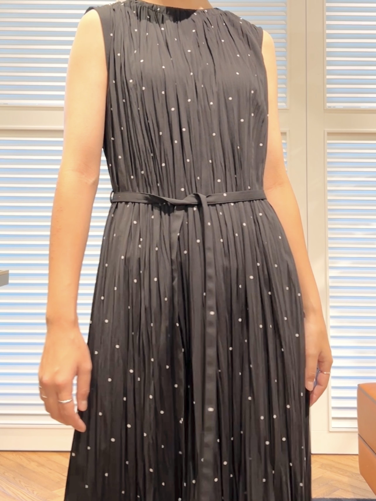 OCHIAIさんの「DRESSTERIOR｜【ウォッシャブル/2WAYシルエット】ノースリーブプリーツワンピース」を使ったコーディネート