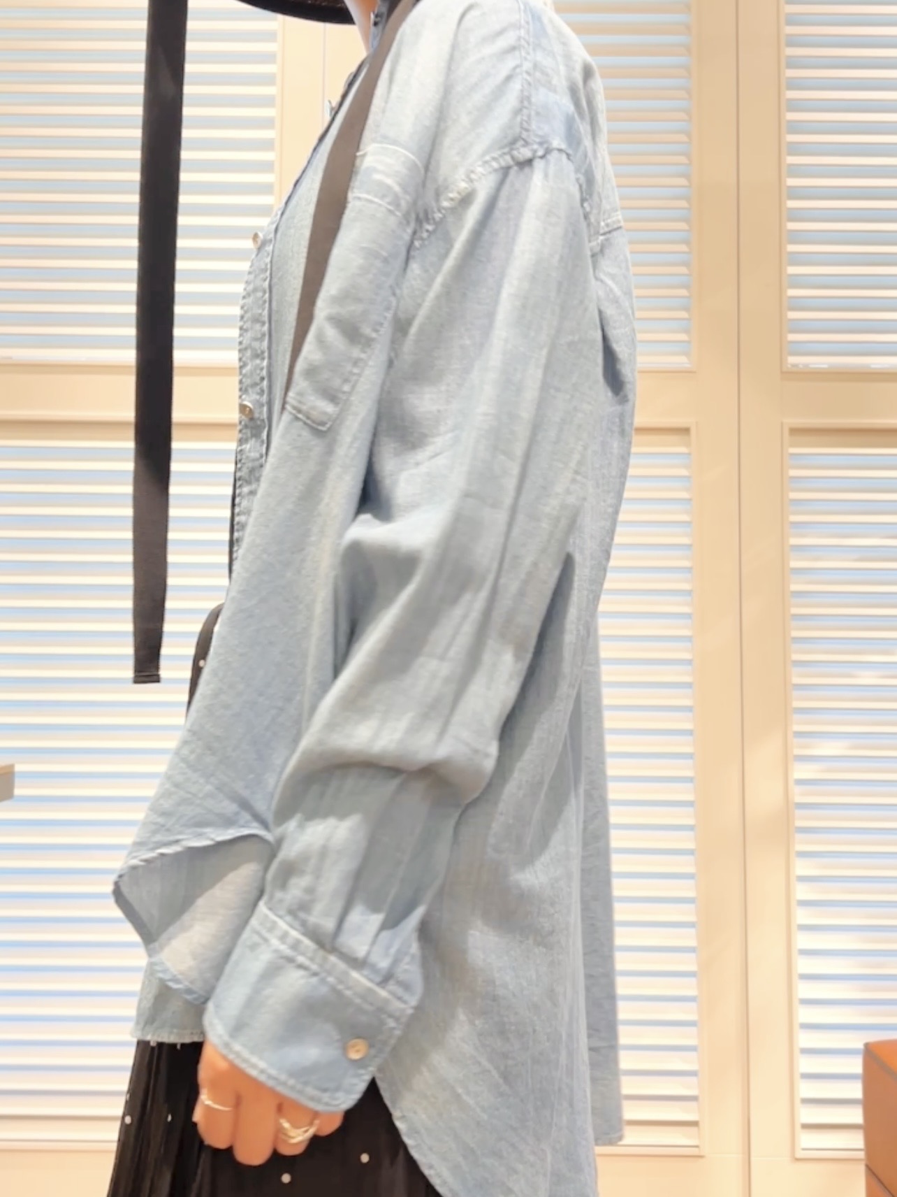 OCHIAIさんの「DRESSTERIOR｜【涼しく着映え】シアーデニムシャツ」を使ったコーディネート