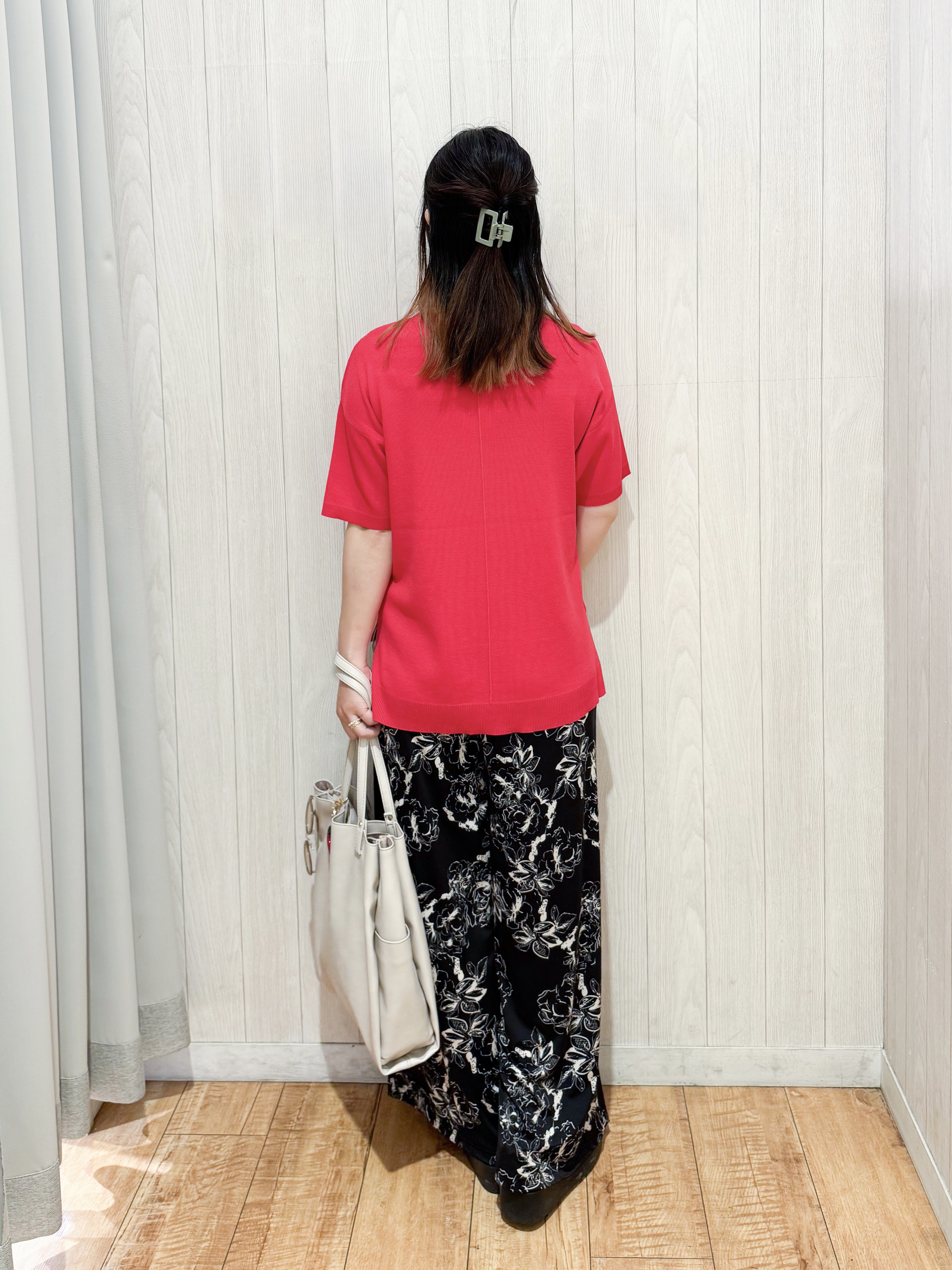 愛さんの「SHOO･LA･RUE｜【ひんやり/UV/洗濯機可/S-LL】毛玉になりにくい シャツレイヤード風 半袖ニット」を使ったコーディネート