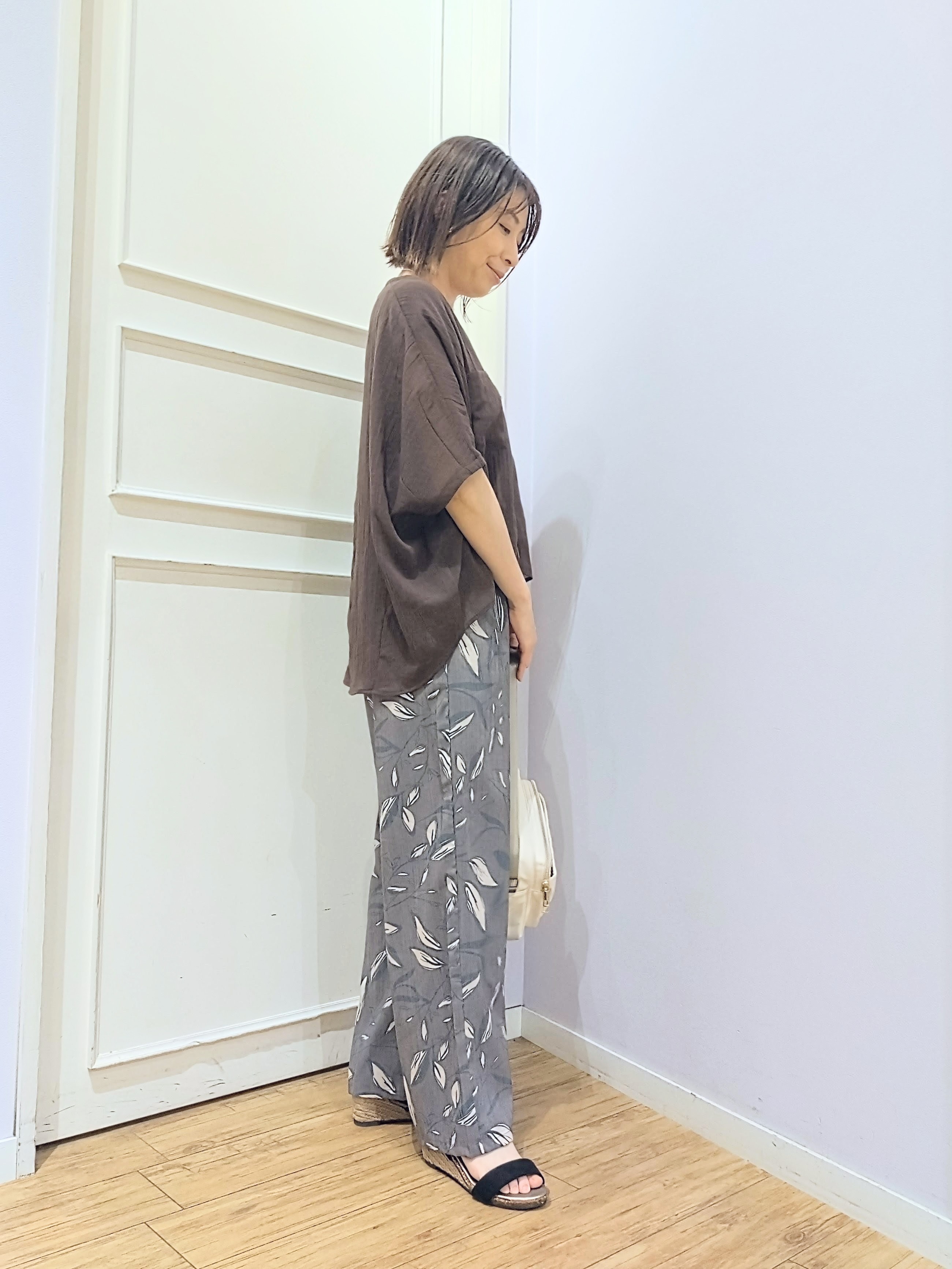miomioさんの「SHOO･LA･RUE｜【洗濯機可/選べる6色】ナチュラルな風合いが魅力 ゆったり楊柳シアードルマンブラウス」を使ったコーディネート