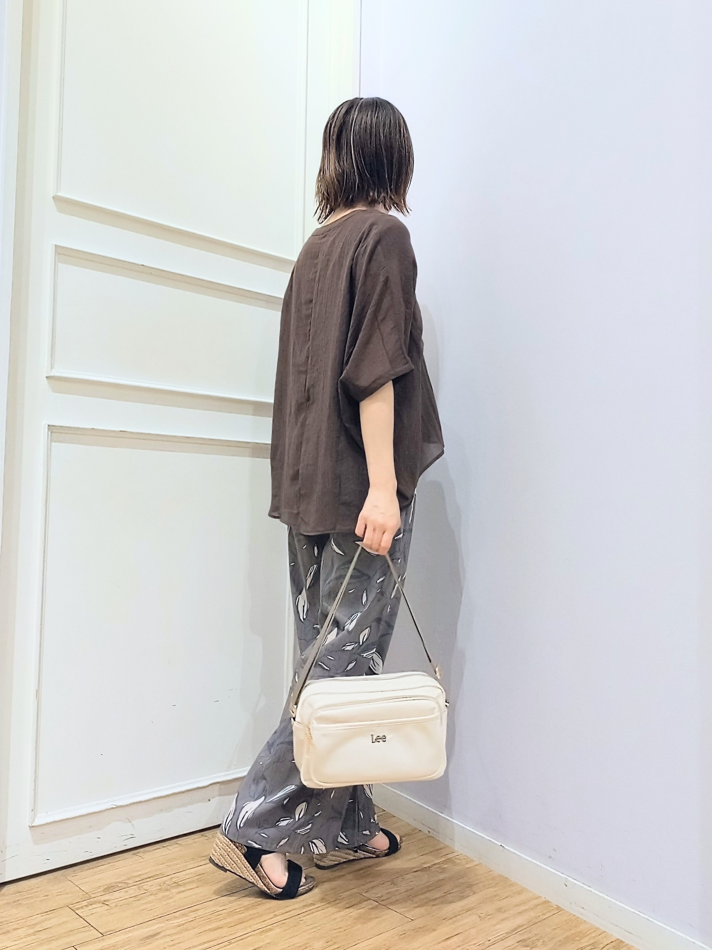 miomioさんの「SHOO･LA･RUE｜【洗濯機可/選べる6色】ナチュラルな風合いが魅力 ゆったり楊柳シアードルマンブラウス」を使ったコーディネート