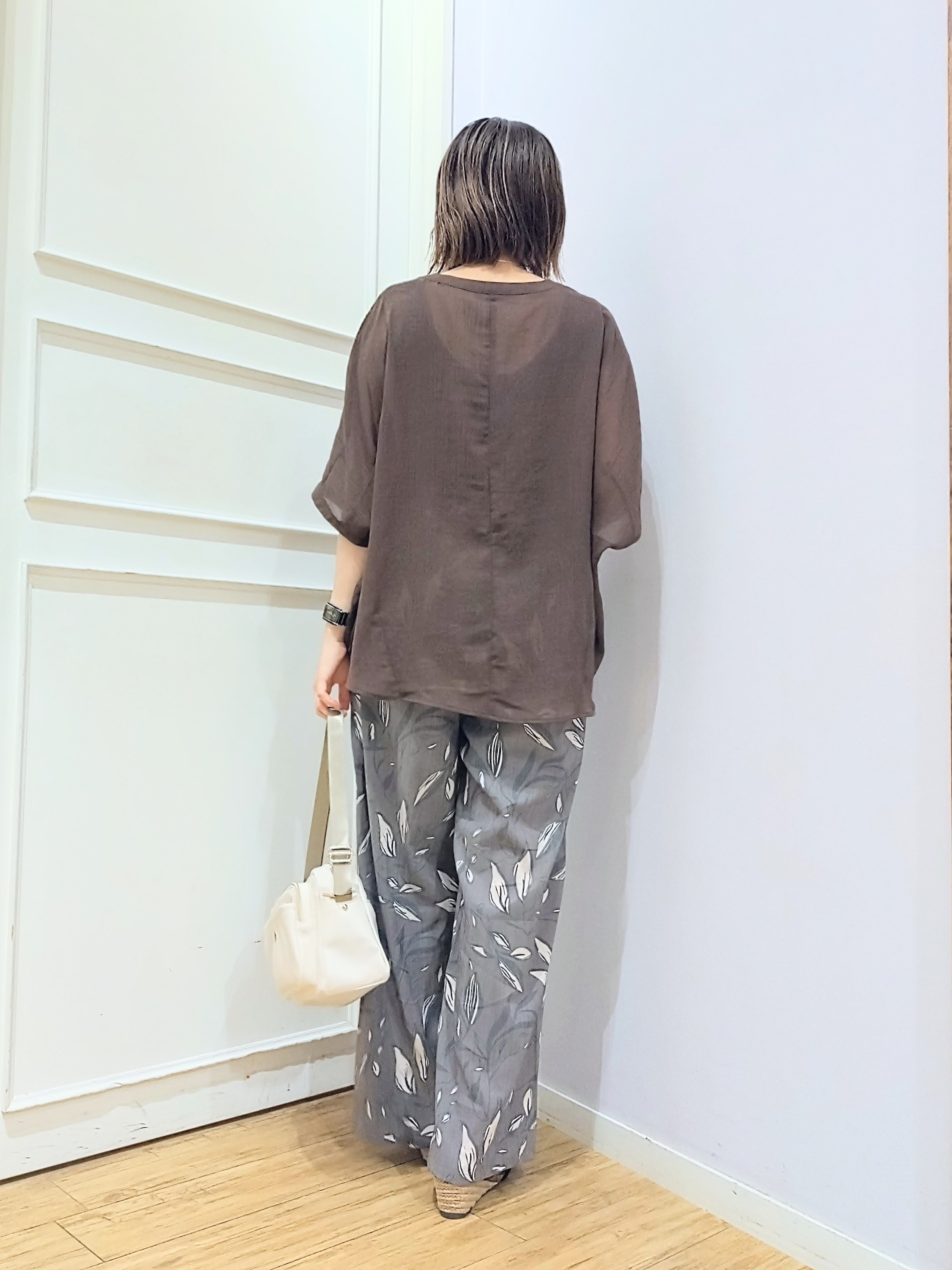 miomioさんの「SHOO･LA･RUE｜【洗濯機可/選べる6色】ナチュラルな風合いが魅力 ゆったり楊柳シアードルマンブラウス」を使ったコーディネート