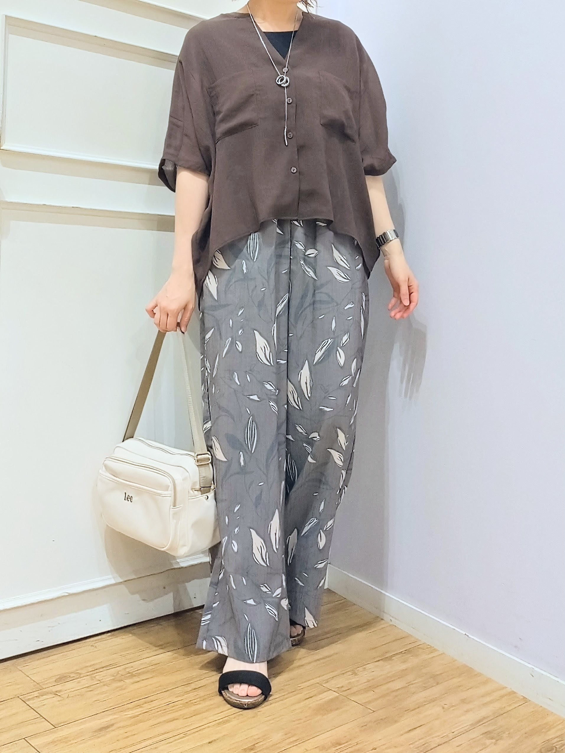 miomioさんの「SHOO･LA･RUE｜【洗濯機可/選べる6色】ナチュラルな風合いが魅力 ゆったり楊柳シアードルマンブラウス」を使ったコーディネート