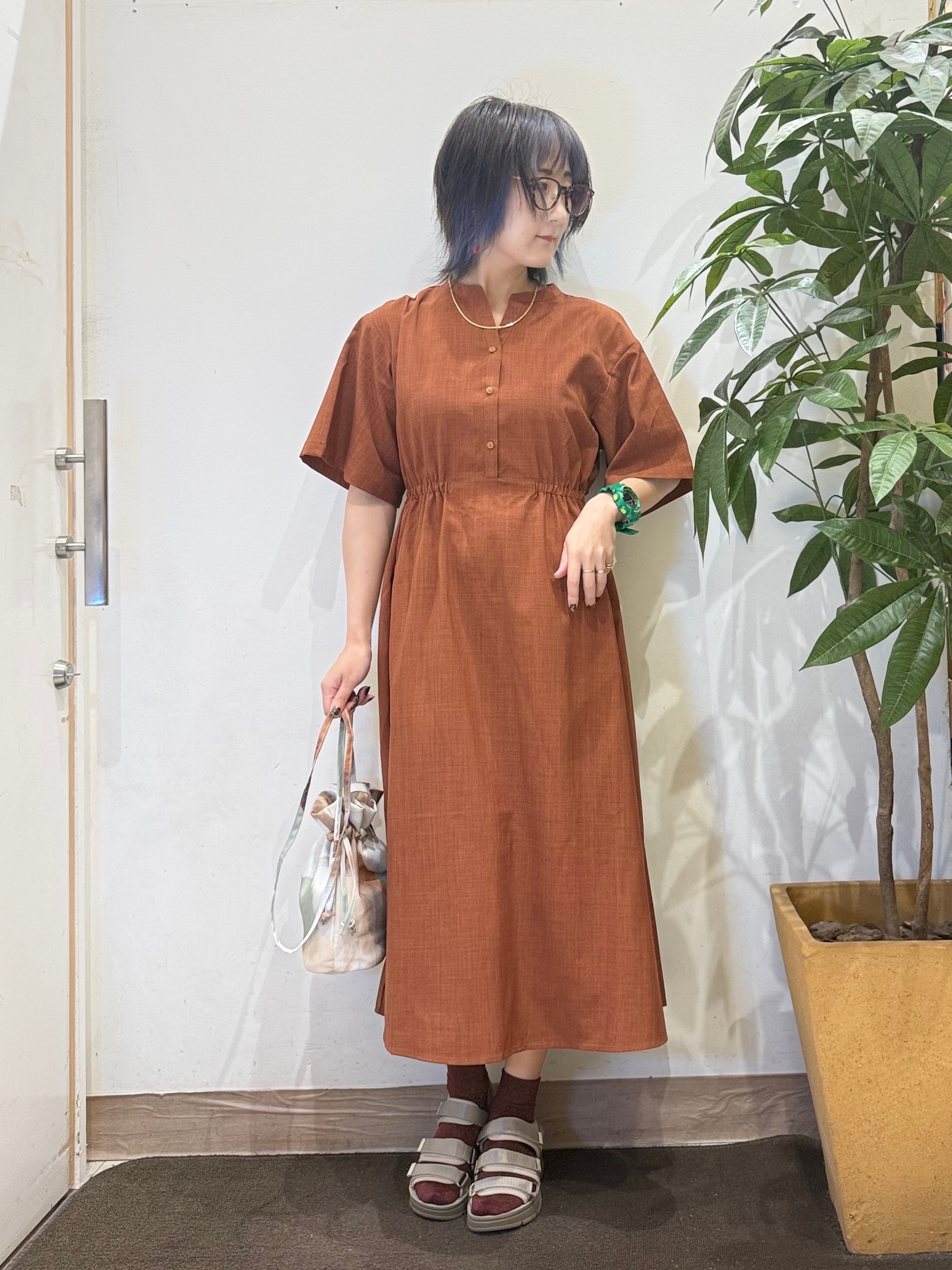 misakiさんの「SHOO･LA･RUE｜【洗濯機可/S-LL】すっきり見え ウエストサイドギャザーワンピース」を使ったコーディネート