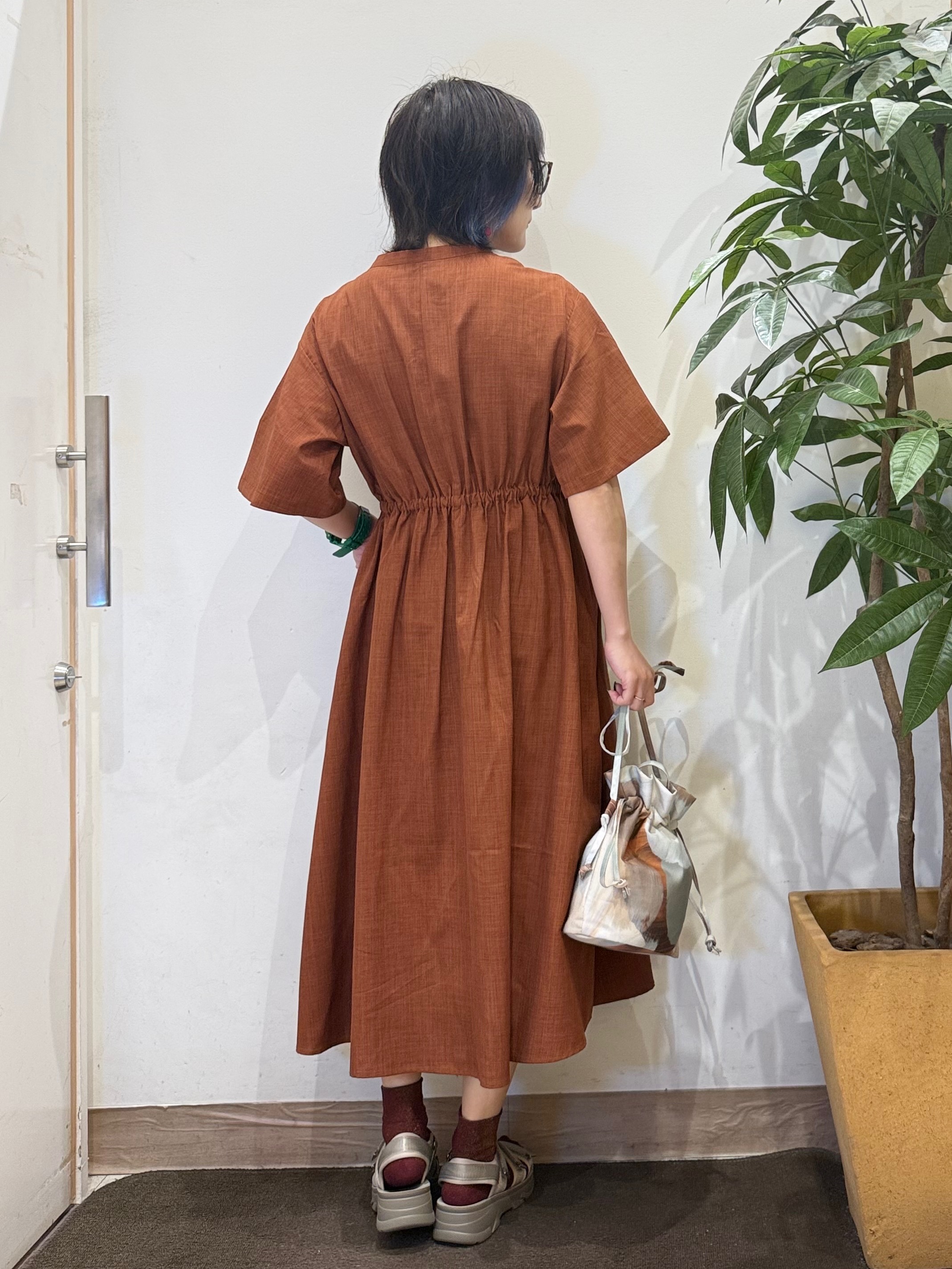 misakiさんの「SHOO･LA･RUE｜【洗濯機可/S-LL】すっきり見え ウエストサイドギャザーワンピース」を使ったコーディネート