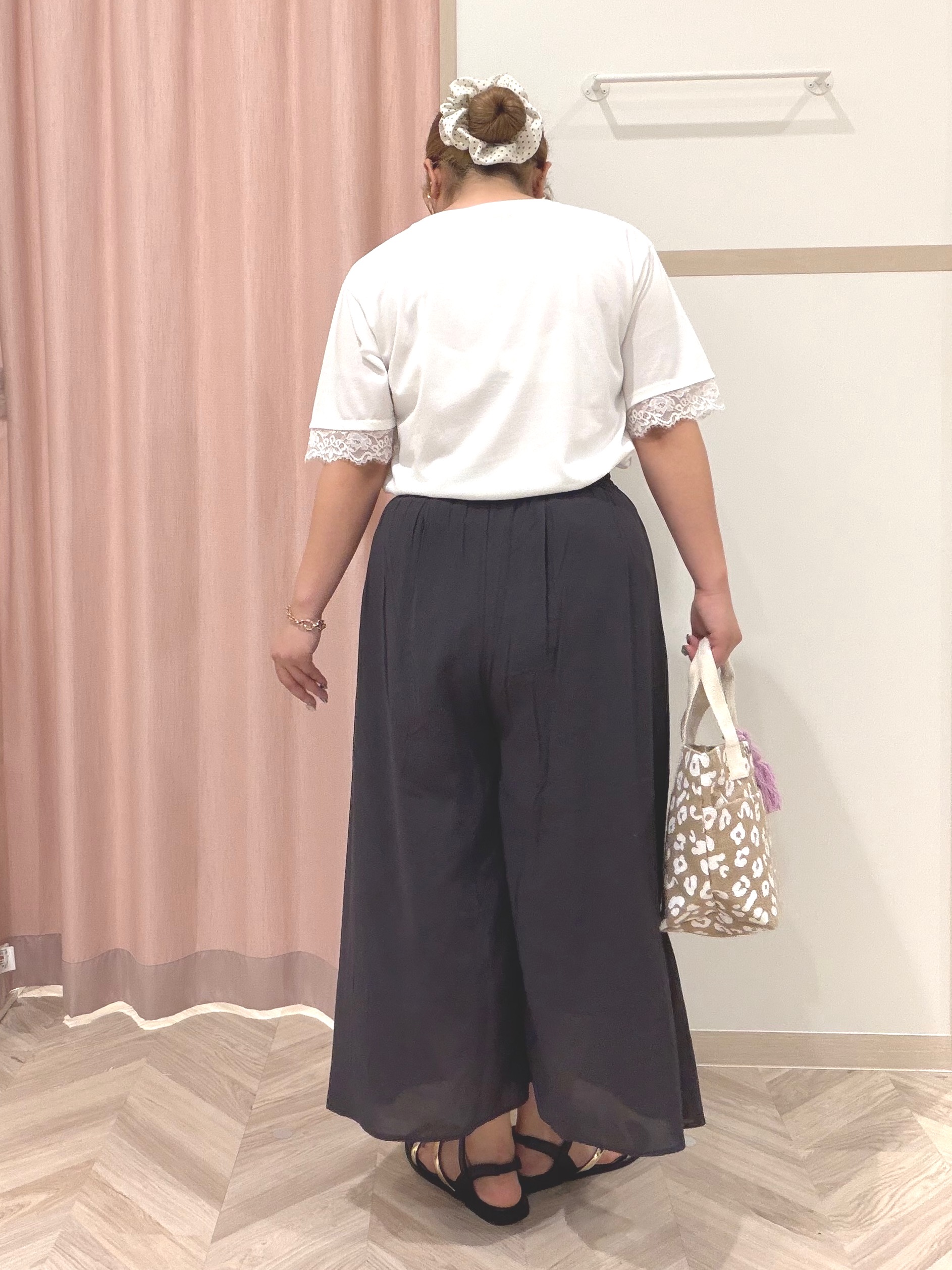 まちゃんなちゃんさんの「SHOO･LA･RUE｜【ひんやり/UV/S-LL】柄アソート お袖レースTシャツ」を使ったコーディネート