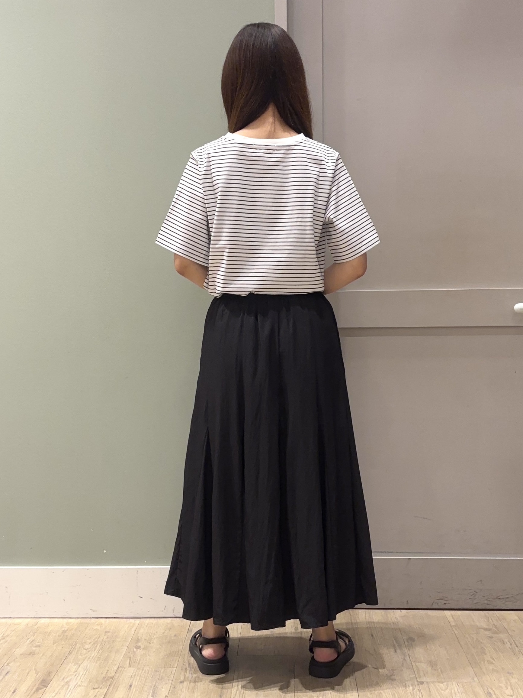 しばみさんの「grove｜【吸水速乾・UVカット・接触冷感・マシンウォッシャブル】ベーシックMIXロゴプリントT」を使ったコーディネート