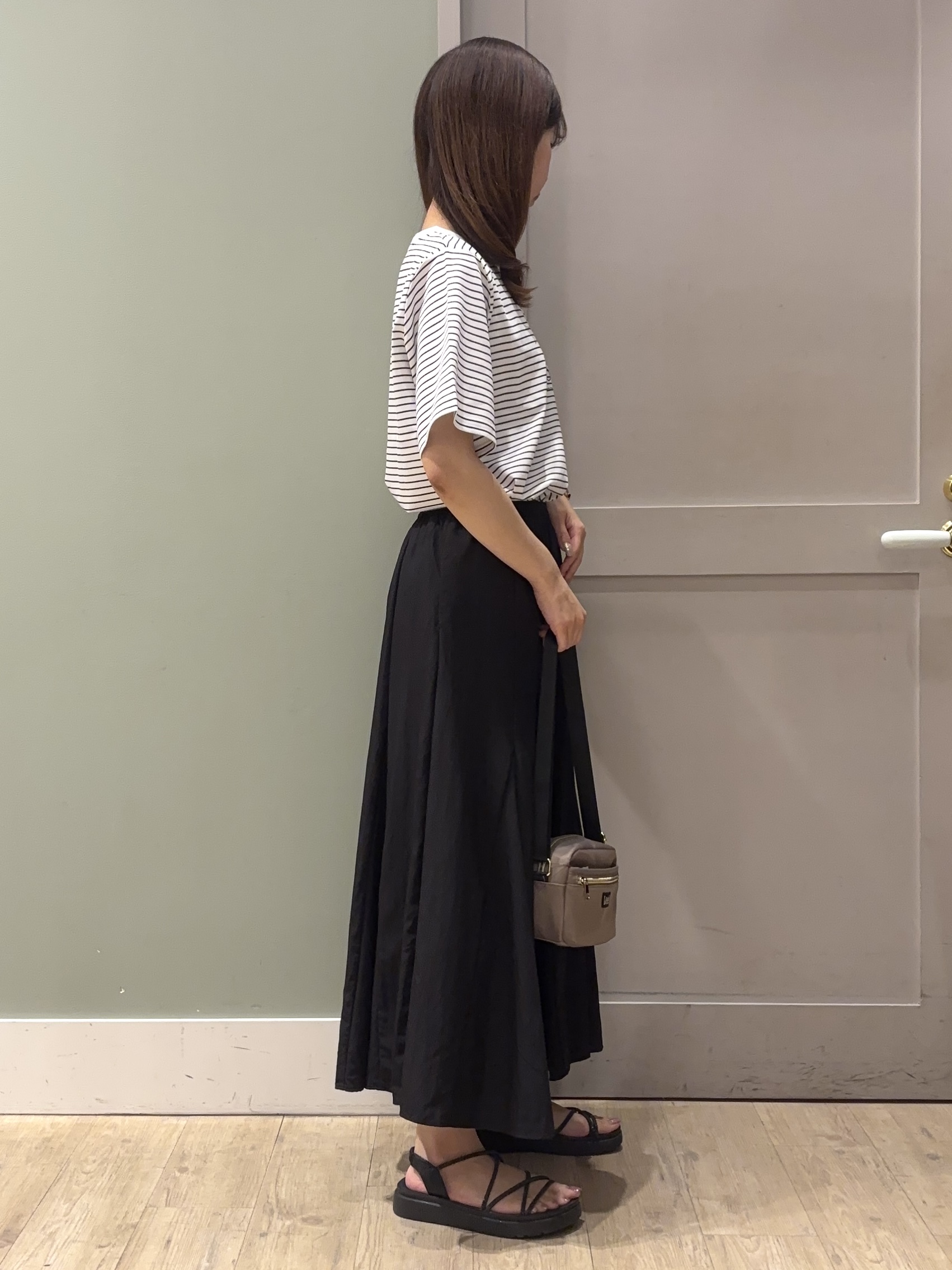 しばみさんの「grove｜【吸水速乾・UVカット・接触冷感・マシンウォッシャブル】ベーシックMIXロゴプリントT」を使ったコーディネート