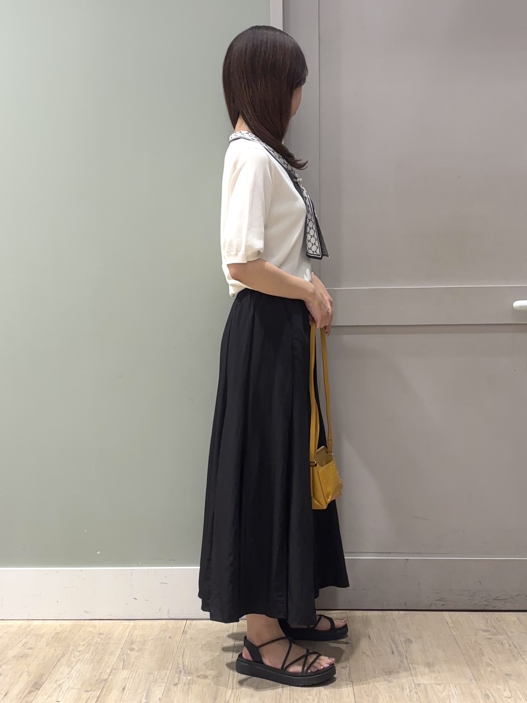 しばみさんの「grove｜【大人気アイテム5分袖で登場！】スカーフ柄ボウタイ五分袖ニットプルオーバ―」を使ったコーディネート