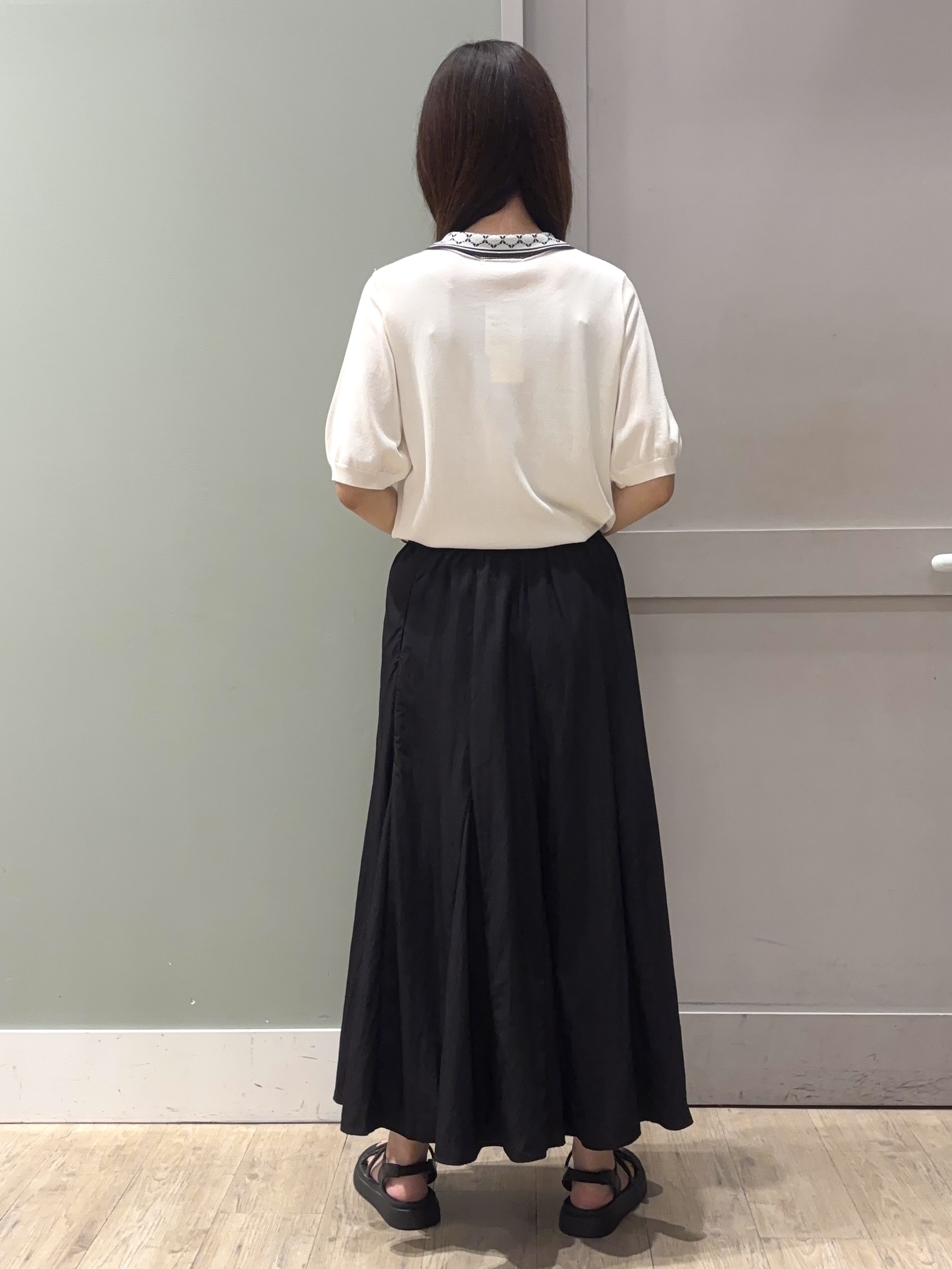 しばみさんの「grove｜【大人気アイテム5分袖で登場！】スカーフ柄ボウタイ五分袖ニットプルオーバ―」を使ったコーディネート