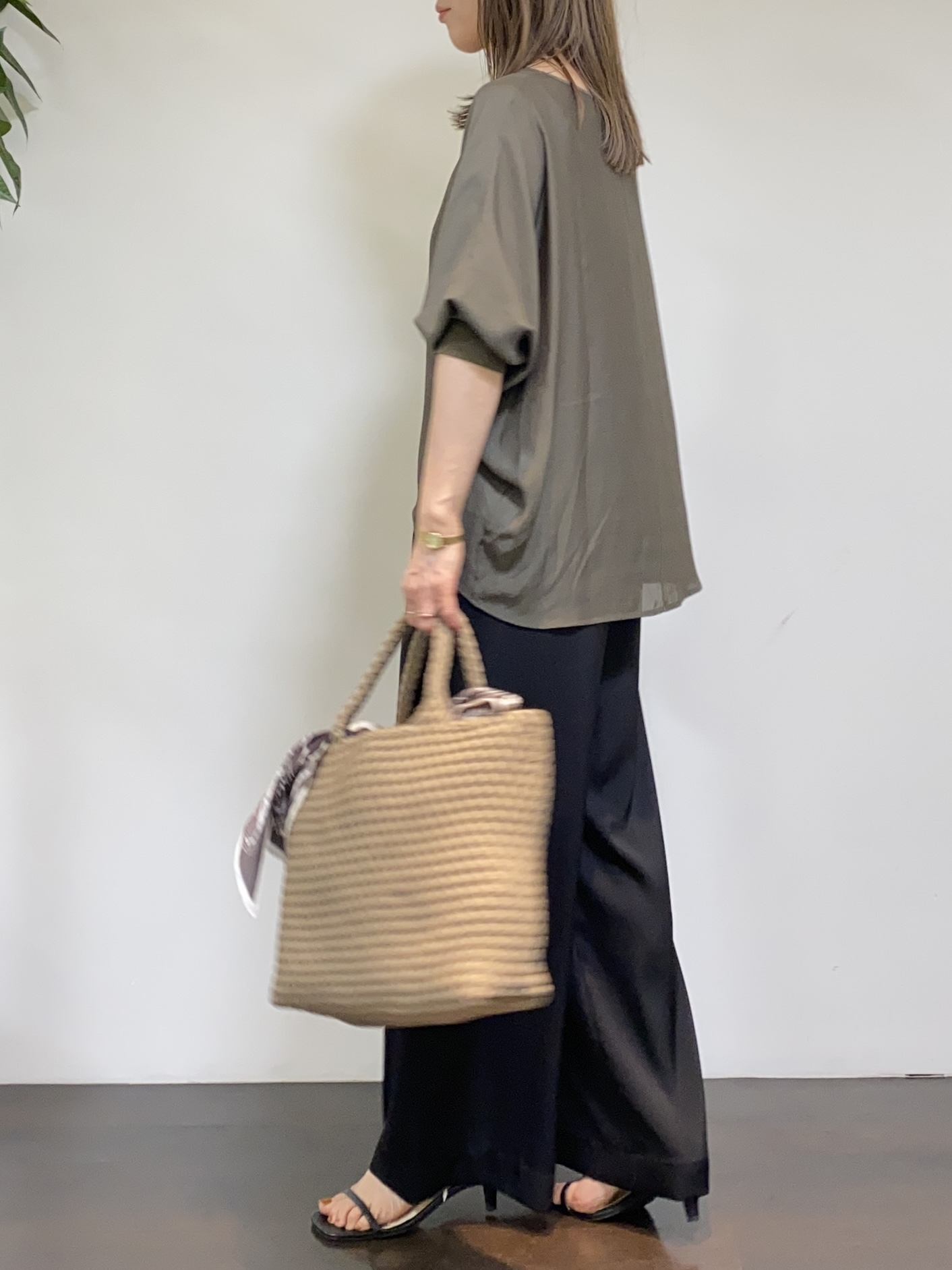 tomoさんの「UNTITLED｜【洗える/ゆったり】リッチジョーゼットブラウス」を使ったコーディネート