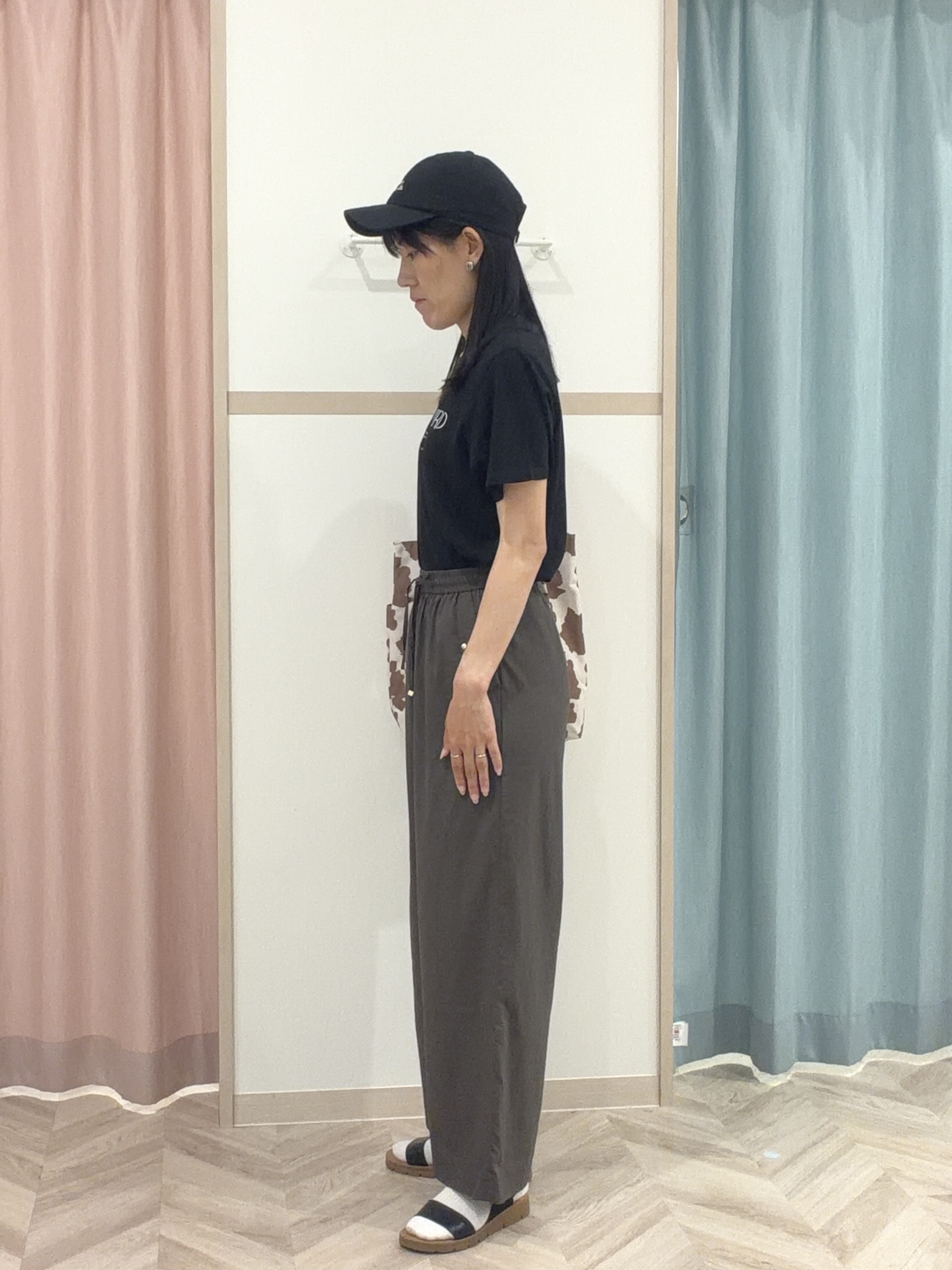 大西直穂さんの「SHOO･LA･RUE｜【綿100%/ひんやり/S-LL/洗濯機可】選べる5柄 大人のベーシックカラープリントTシャツ」を使ったコーディネート