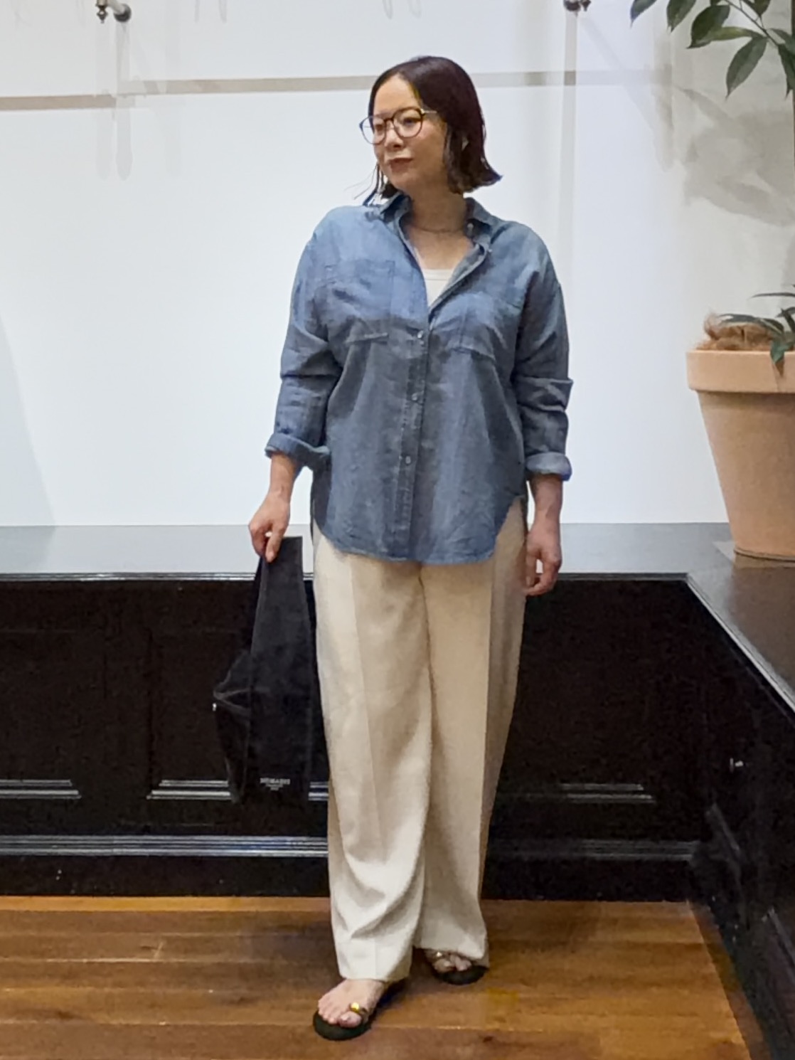 Asamiさんの「【涼しく着映え】シアーデニムシャツ」を使ったコーディネート