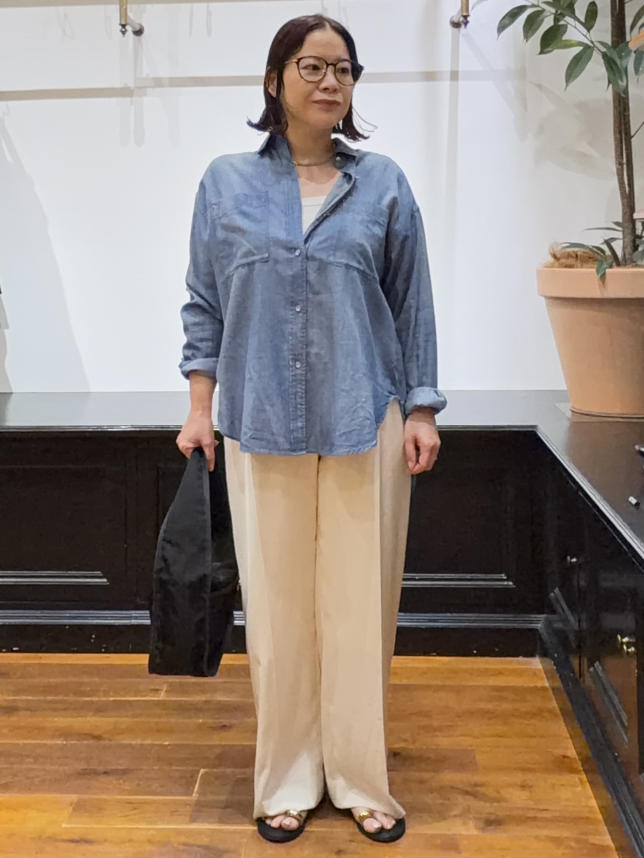 Asamiさんの「【涼しく着映え】シアーデニムシャツ」を使ったコーディネート