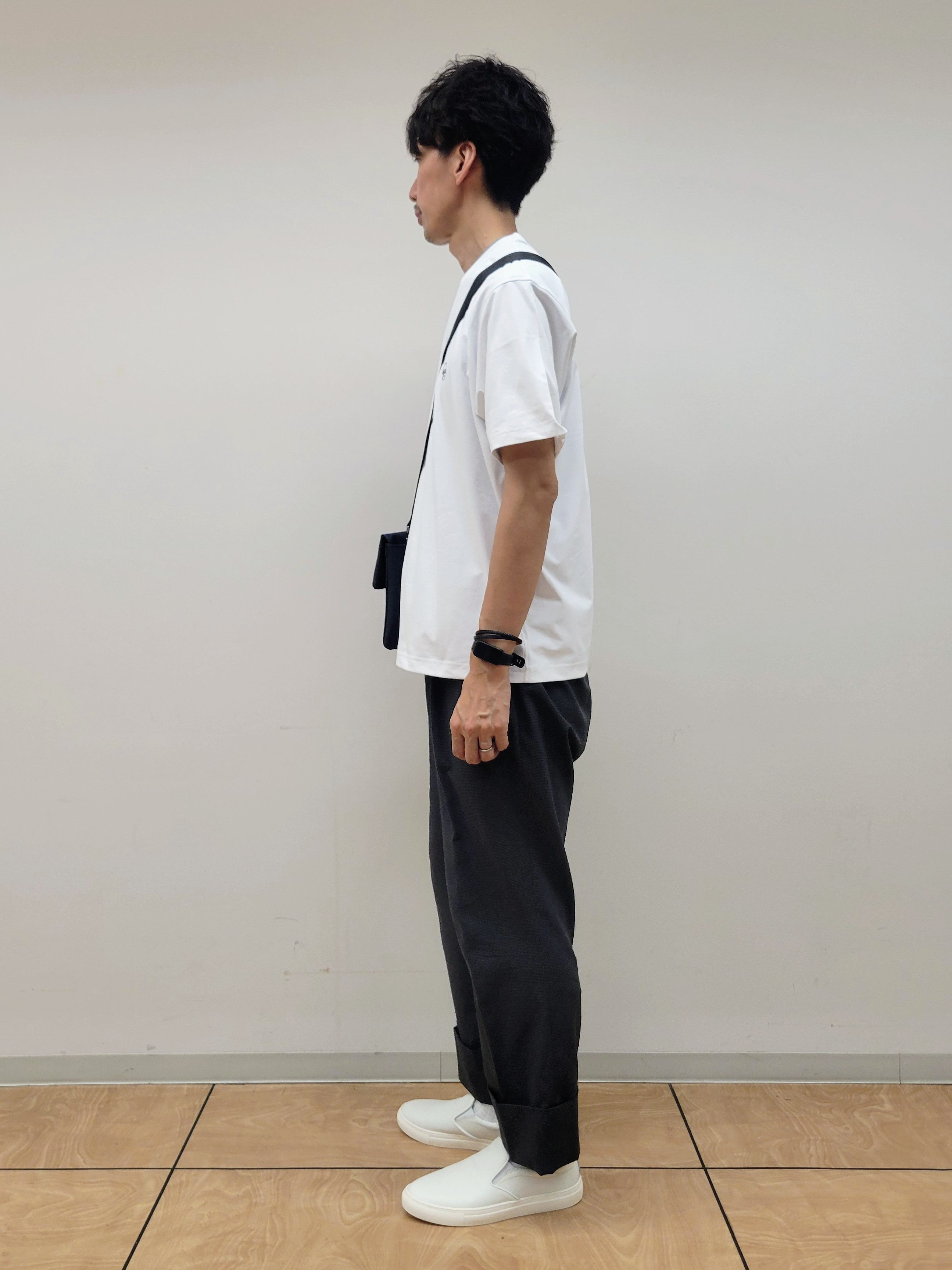 piroyaさんの「TAKEO KIKUCHI｜【汗染み軽減】フェイクレイヤー ワンポイント プルオーバー」を使ったコーディネート
