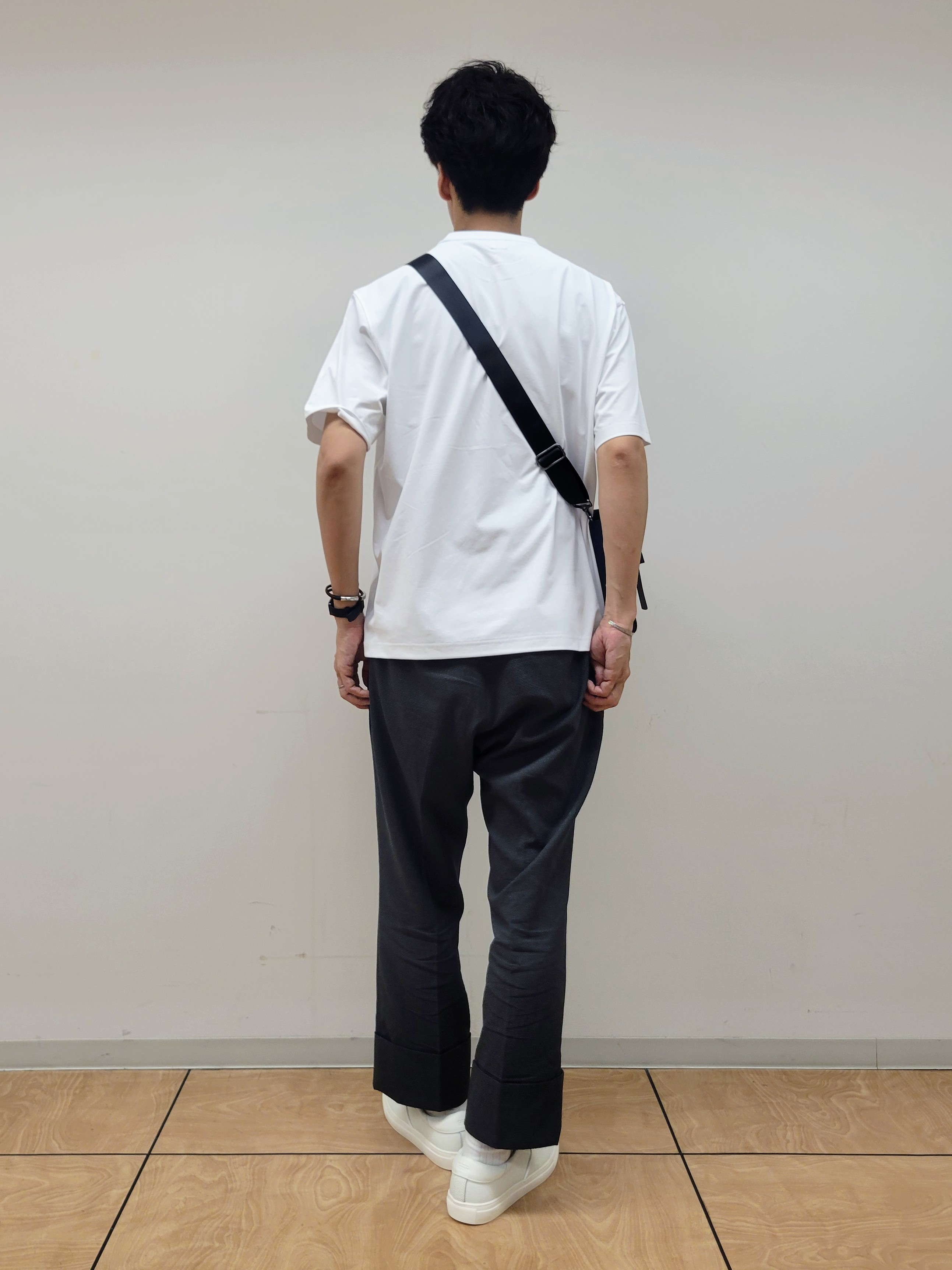piroyaさんの「TAKEO KIKUCHI｜【汗染み軽減】フェイクレイヤー ワンポイント プルオーバー」を使ったコーディネート