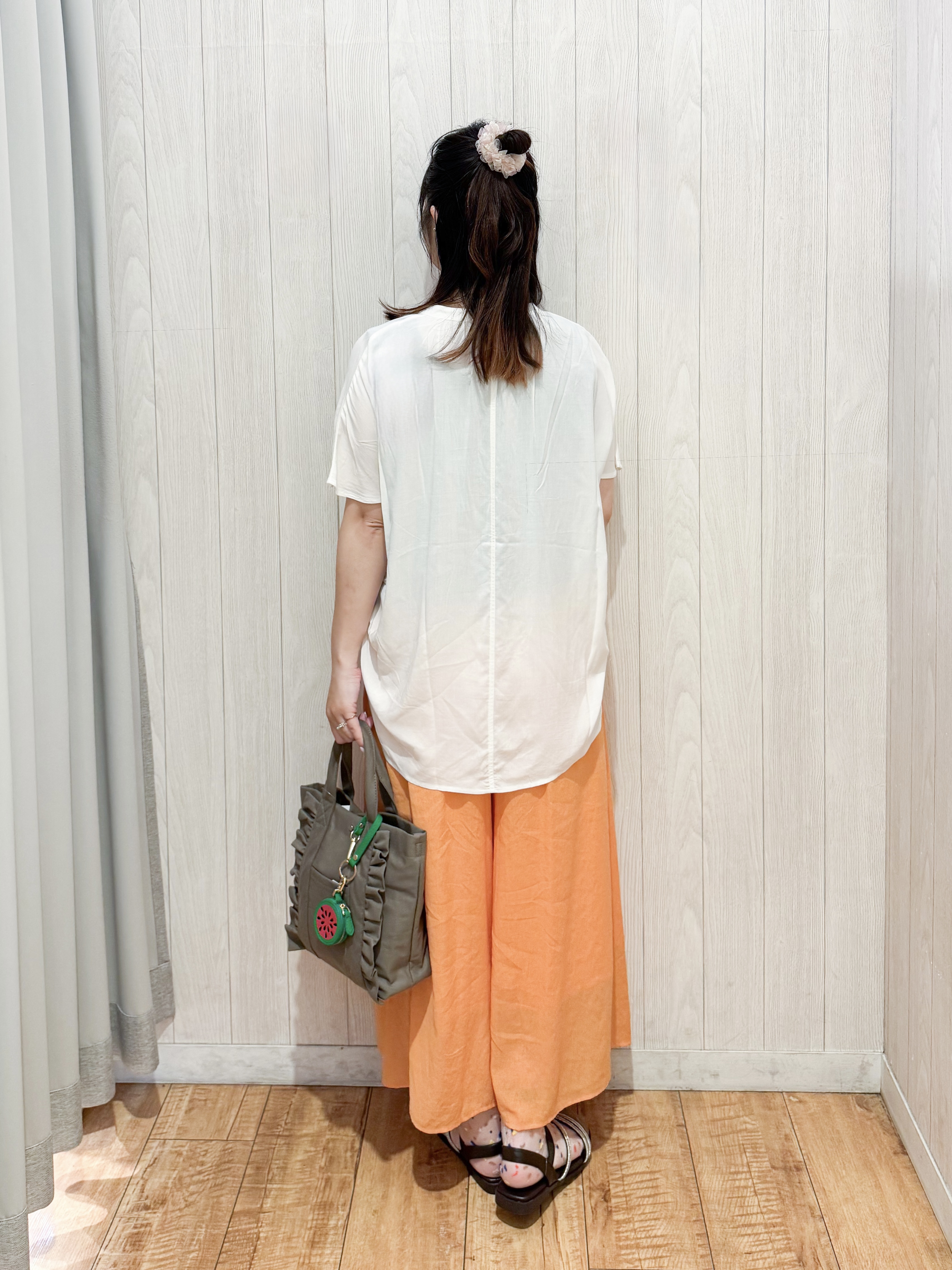 愛さんの「SHOO･LA･RUE｜【洗濯機可/体型カバー】とろみタックスキッパーブラウス」を使ったコーディネート