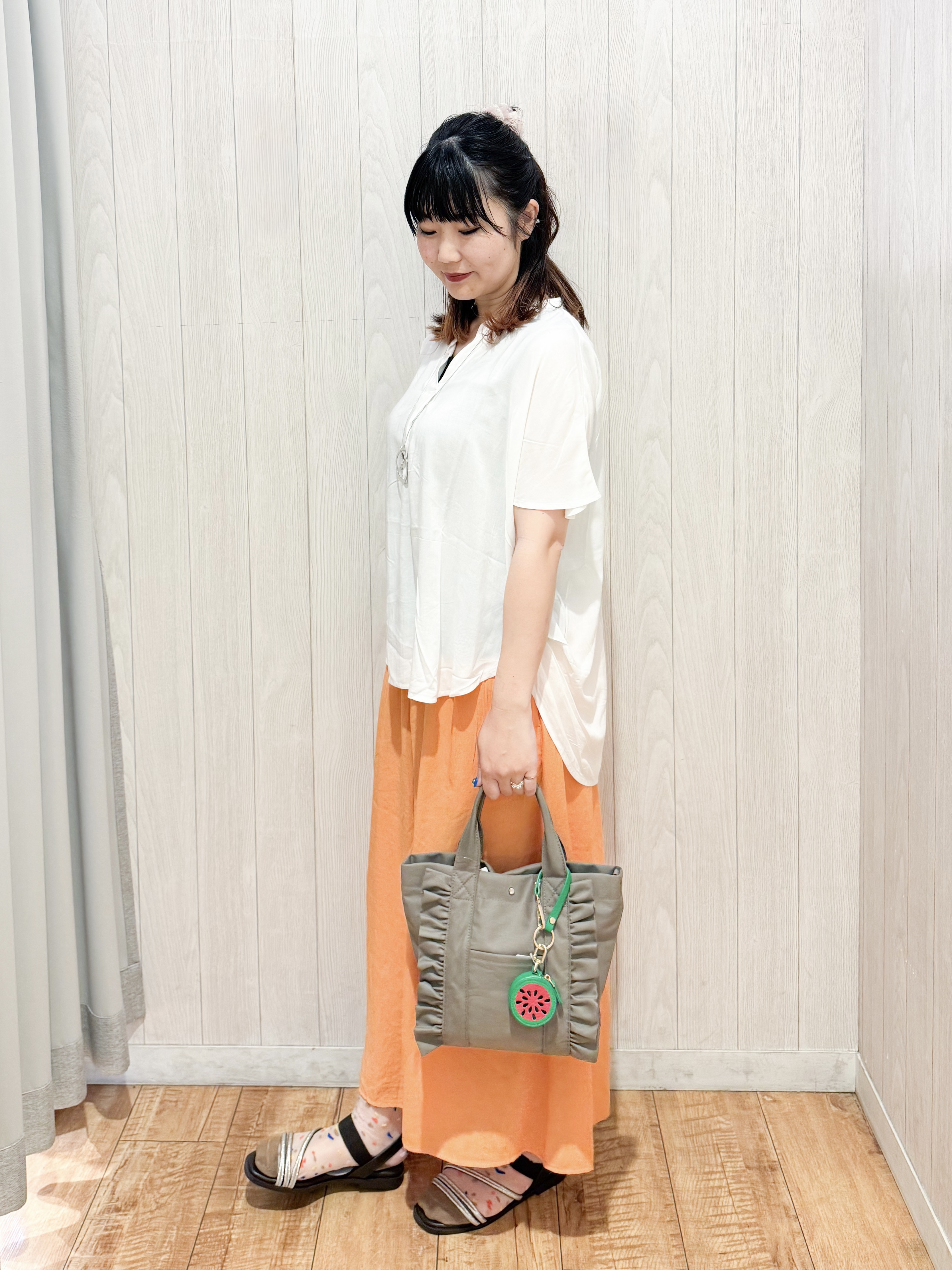 愛さんの「SHOO･LA･RUE｜【洗濯機可/体型カバー】とろみタックスキッパーブラウス」を使ったコーディネート