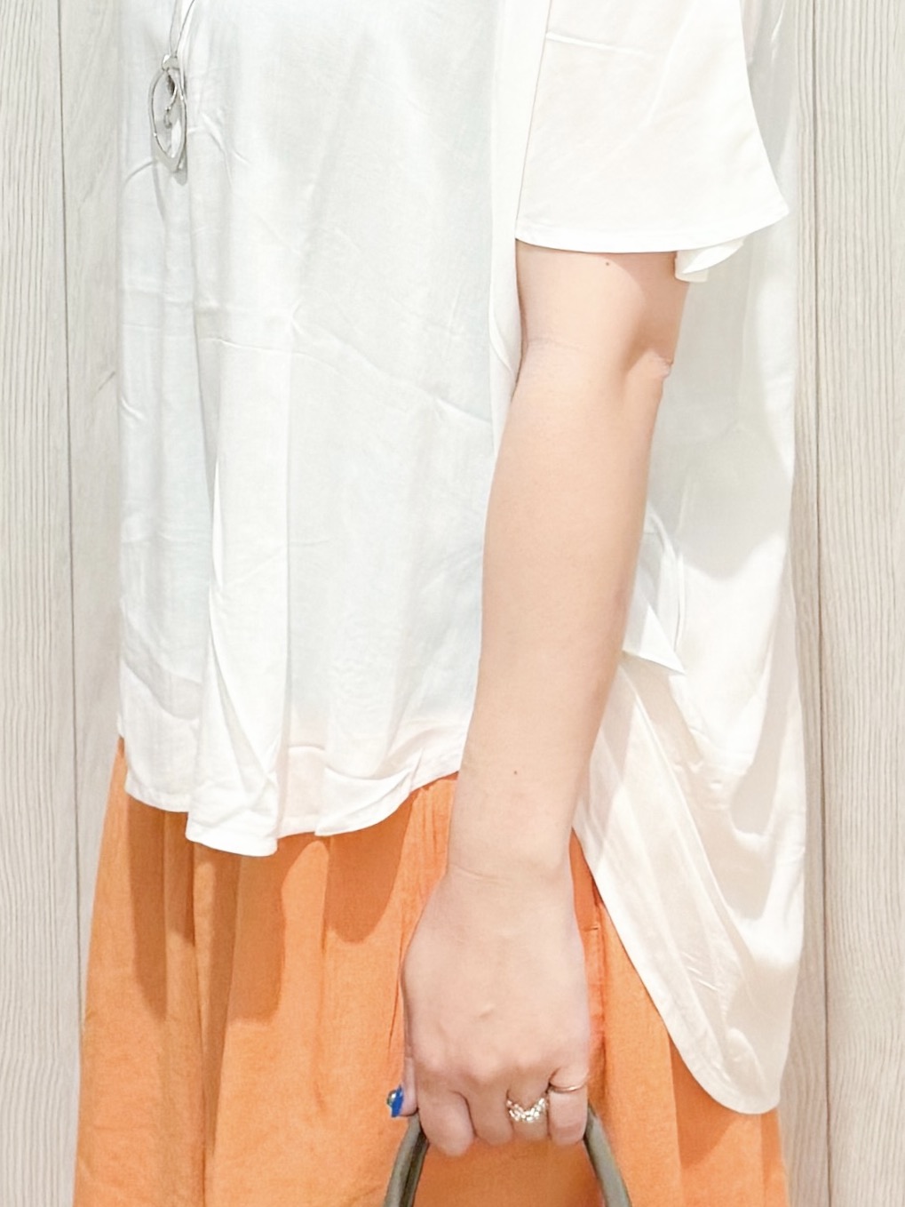 愛さんの「SHOO･LA･RUE｜【洗濯機可/体型カバー】とろみタックスキッパーブラウス」を使ったコーディネート