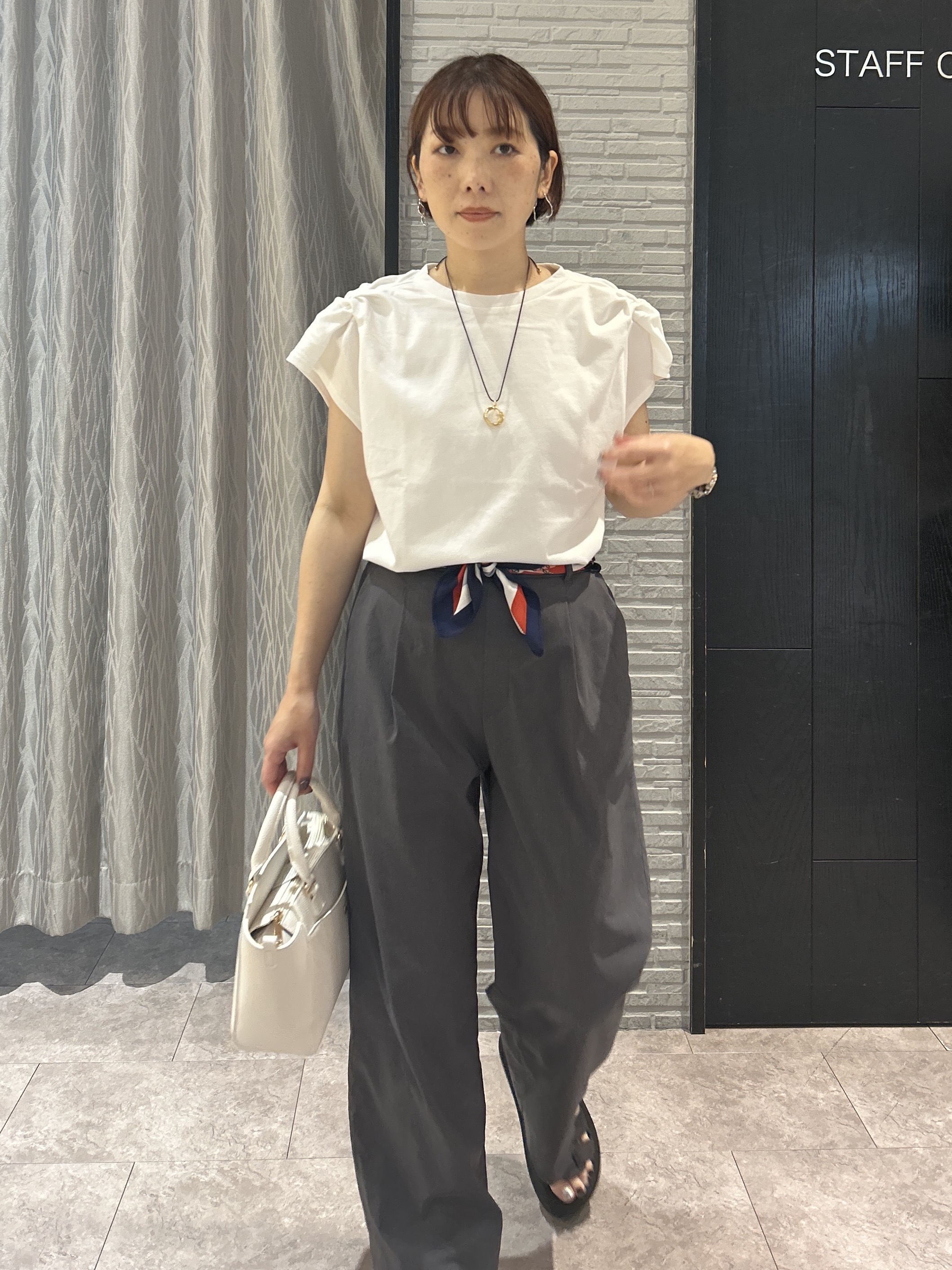 ga_riさんの「THE SHOP TK｜【ひんやり/汗じみ防止】ツイストアクセントトップス」を使ったコーディネート