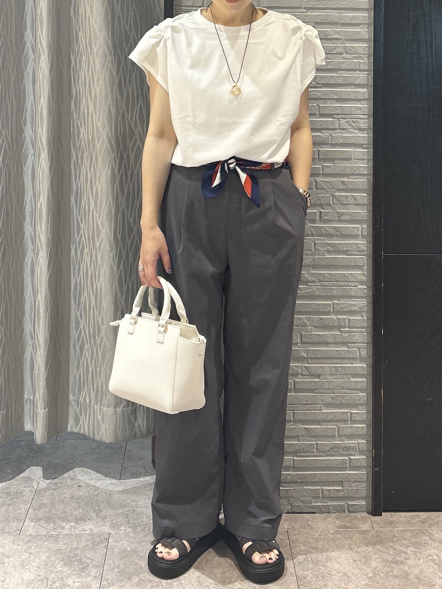 ga_riさんの「THE SHOP TK｜【ひんやり/汗じみ防止】ツイストアクセントトップス」を使ったコーディネート