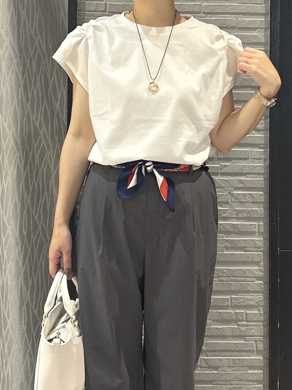 ga_riさんの「THE SHOP TK｜【ひんやり/汗じみ防止】ツイストアクセントトップス」を使ったコーディネート