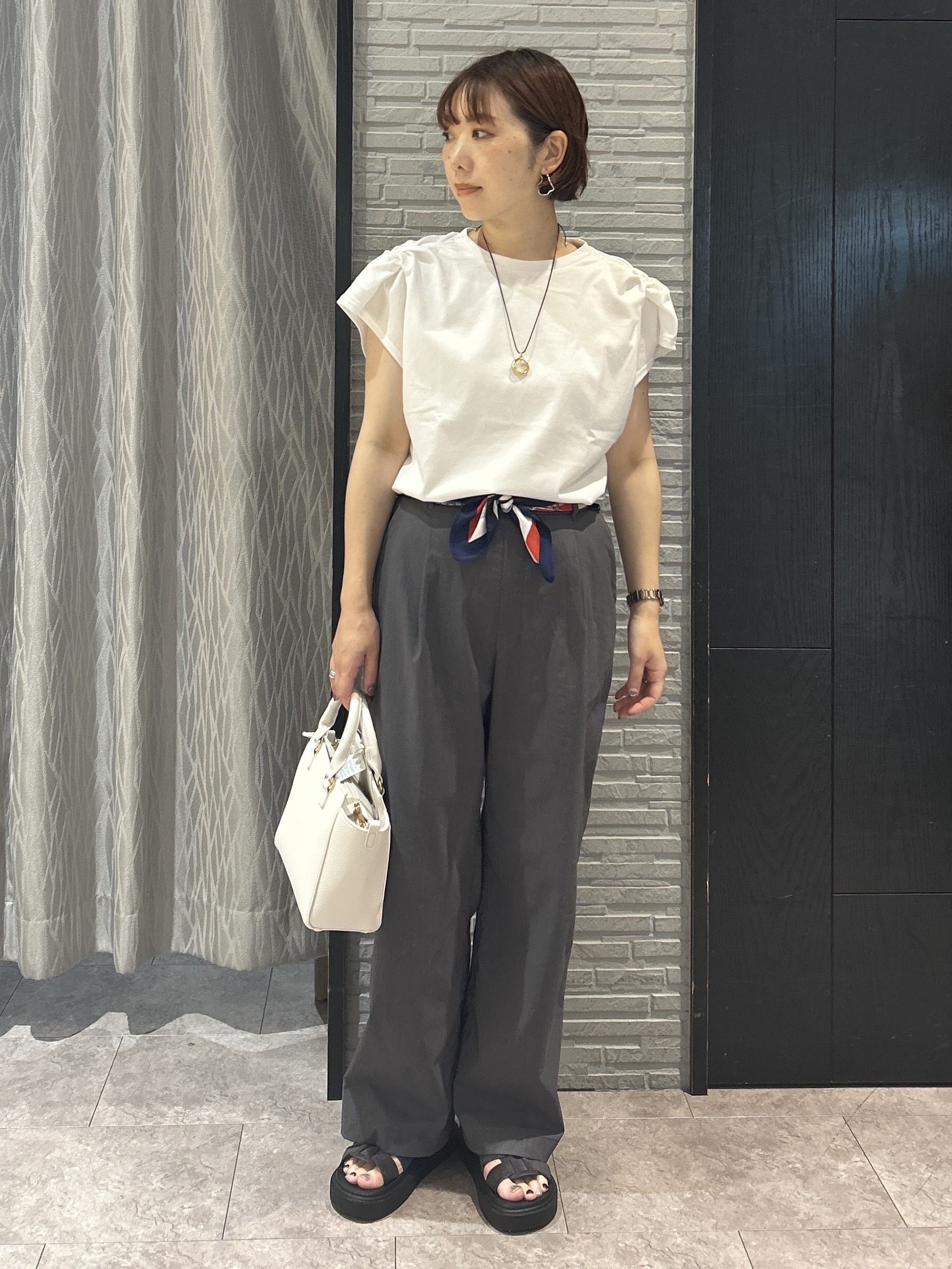 ga_riさんの「THE SHOP TK｜【ひんやり/汗じみ防止】ツイストアクセントトップス」を使ったコーディネート