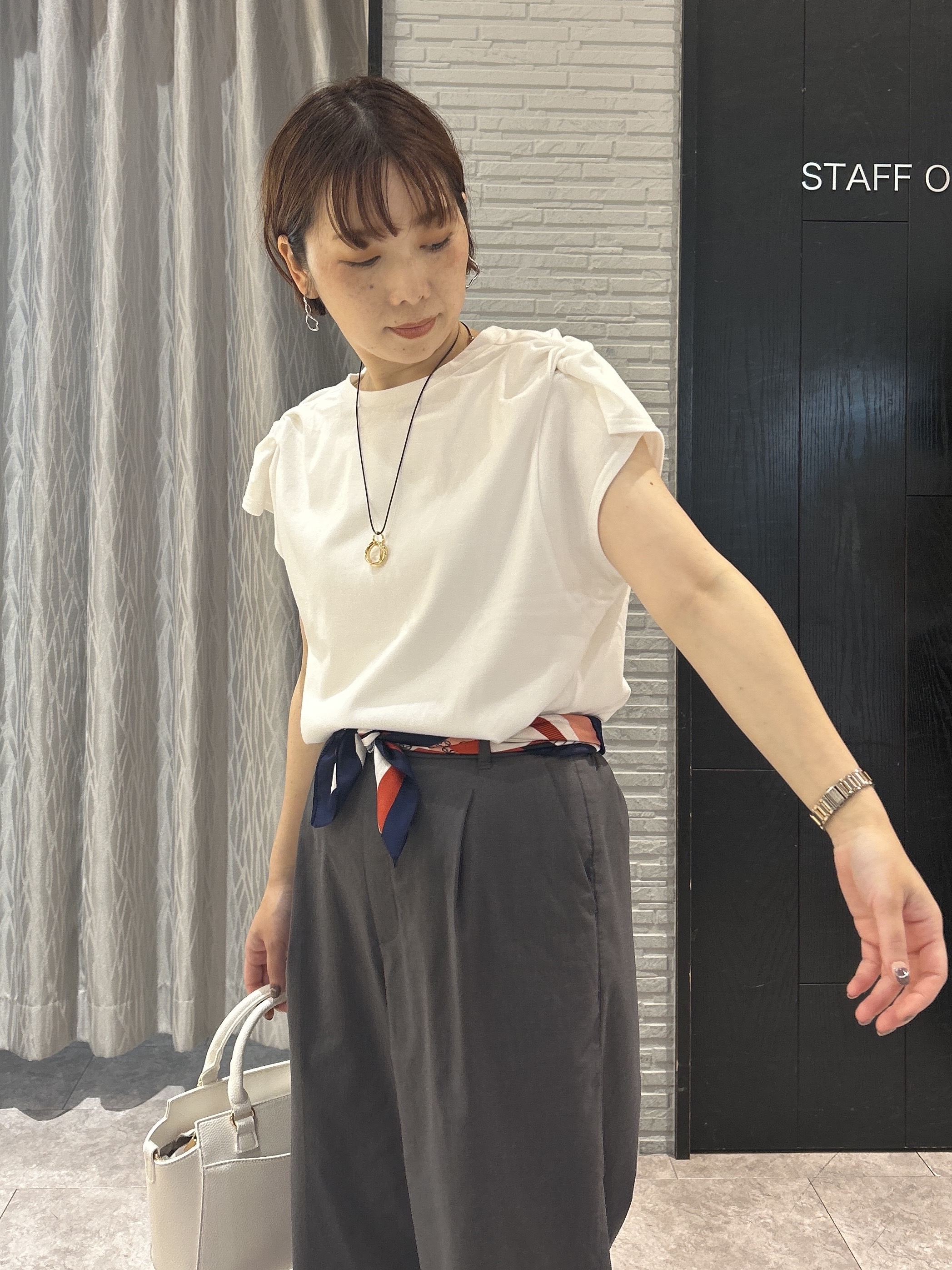 ga_riさんの「THE SHOP TK｜【ひんやり/汗じみ防止】ツイストアクセントトップス」を使ったコーディネート