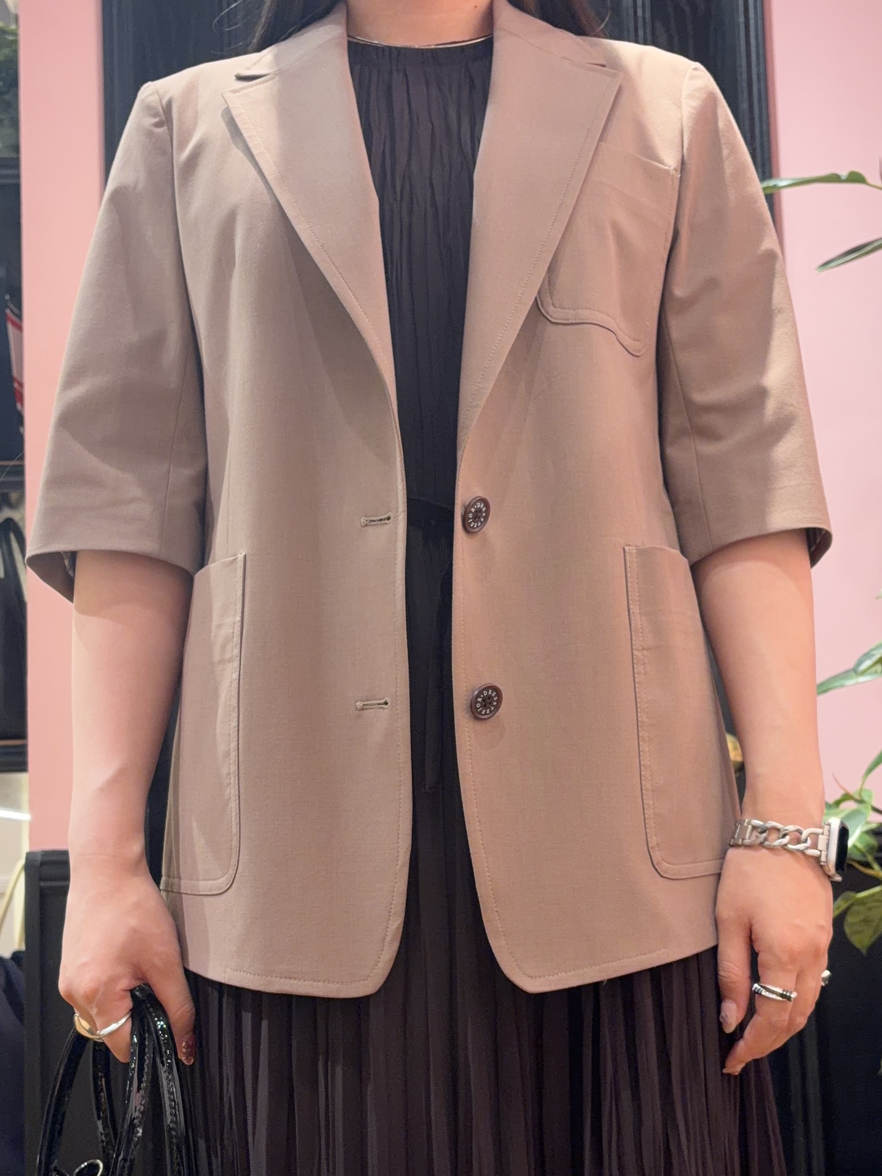 SAKAIさんの「DRESSTERIOR｜【ウォッシャブル/2WAYシルエット】ノースリーブプリーツワンピース」を使ったコーディネート