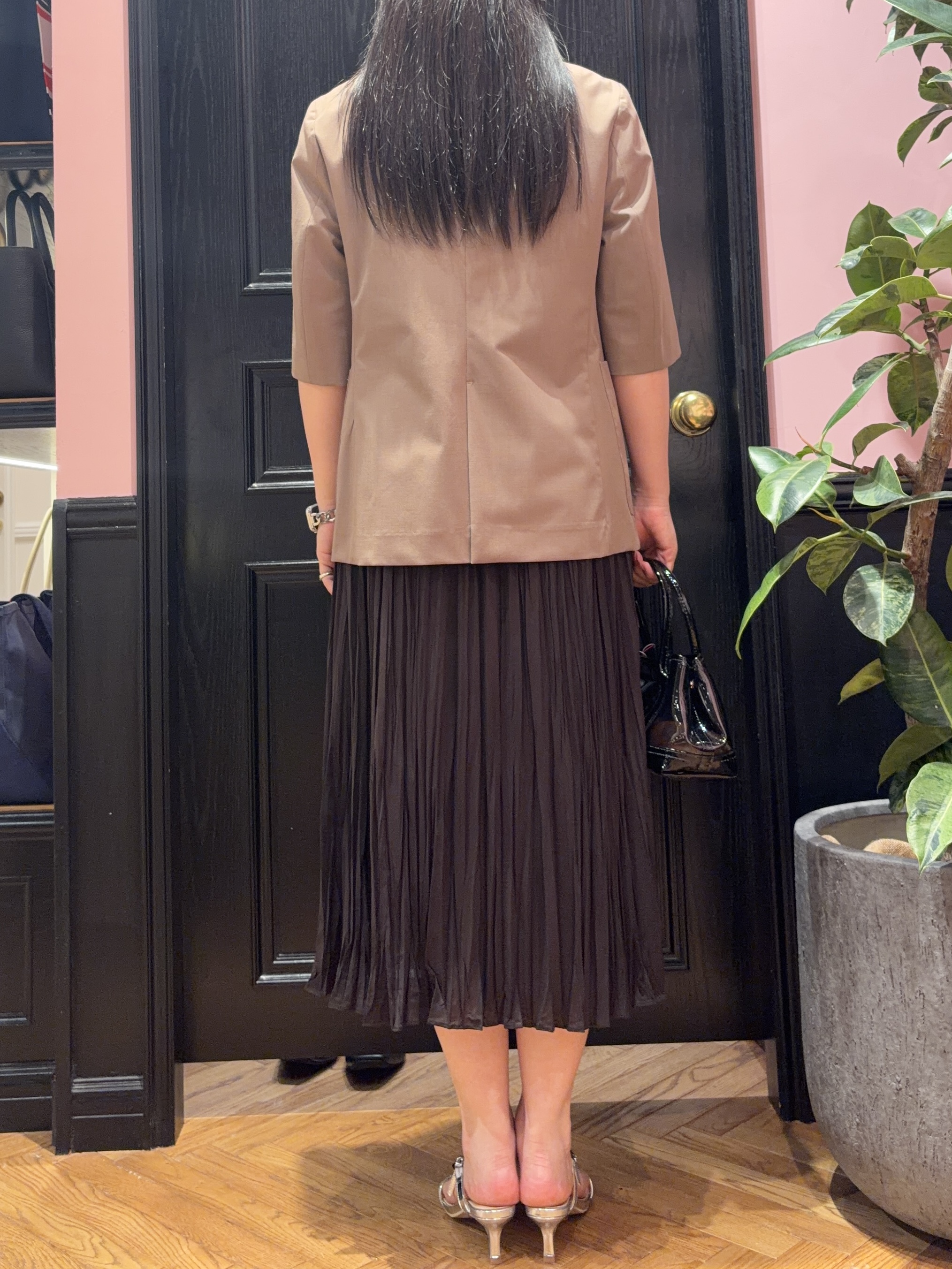 SAKAIさんの「DRESSTERIOR｜【ウォッシャブル/2WAYシルエット】ノースリーブプリーツワンピース」を使ったコーディネート