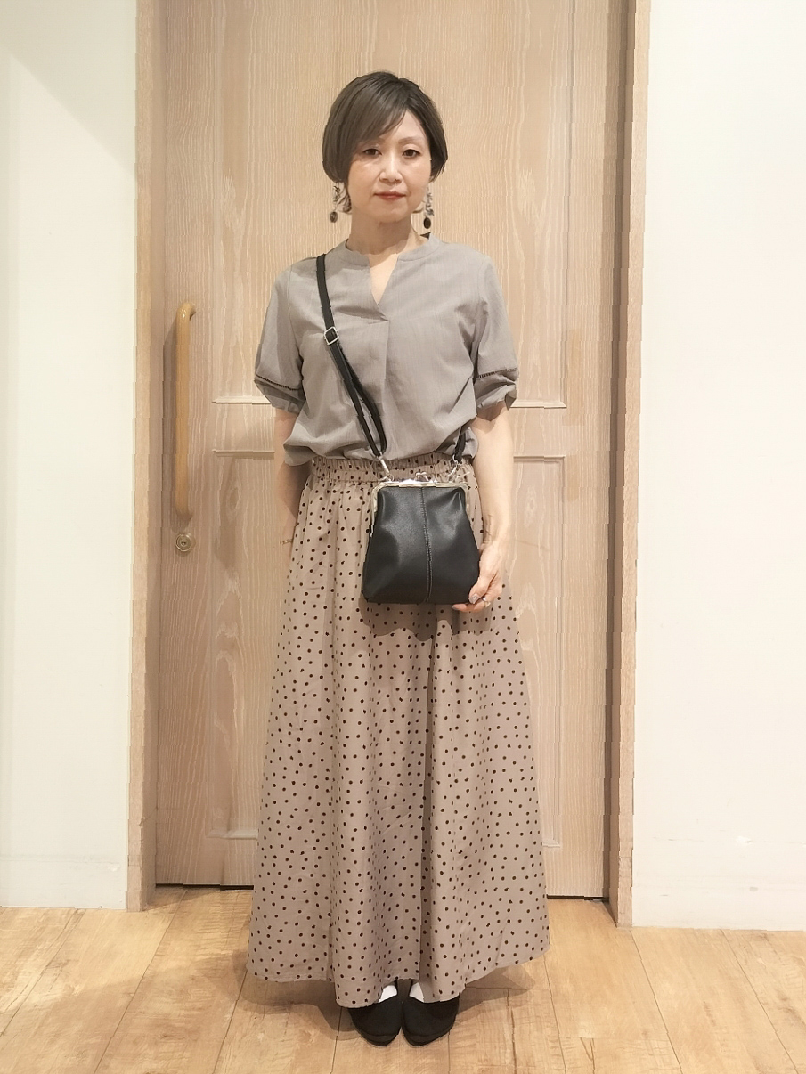 YUKIさんの「SHOO･LA･RUE｜【洗濯後しわになりにくい／インせずきまる】麻調ハシゴレーススキッパーブラウス」を使ったコーディネート
