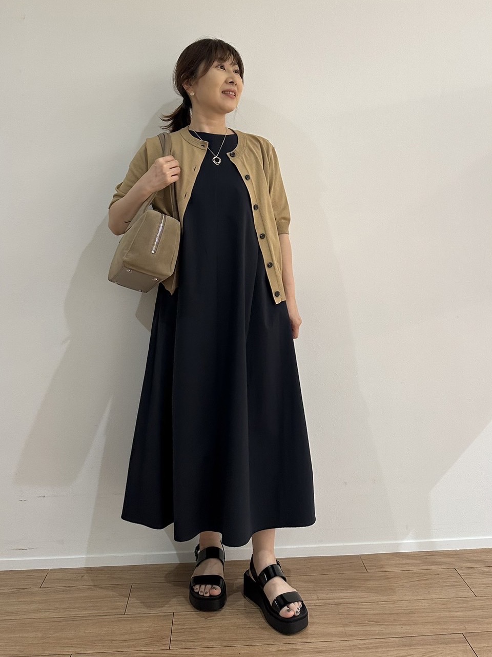 Juneさんの「UNTITLED｜【すっきりコンパクト】ドライタッチ5分袖カーディガン」を使ったコーディネート